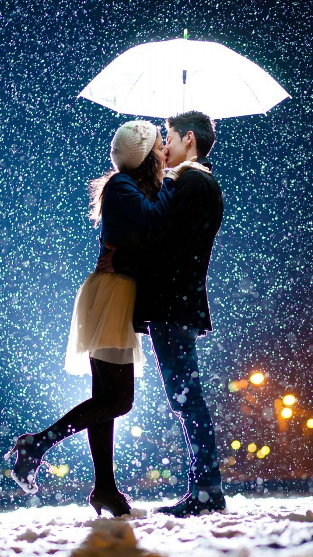 Обои роман, поцелуй, пара, зонтик, снег в разрешении 1080x1920