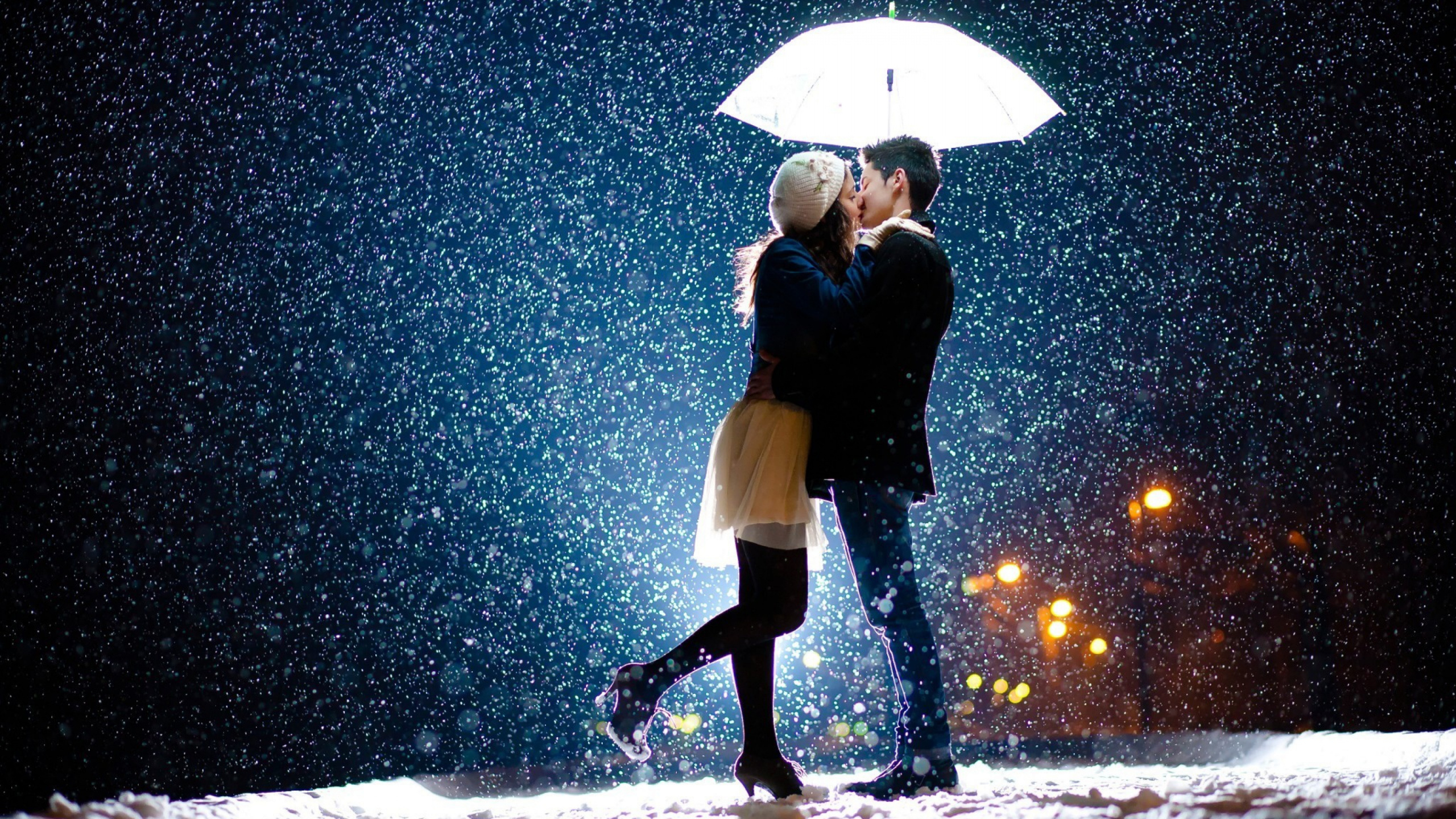 Обои роман, поцелуй, пара, зонтик, снег в разрешении 2560x1440