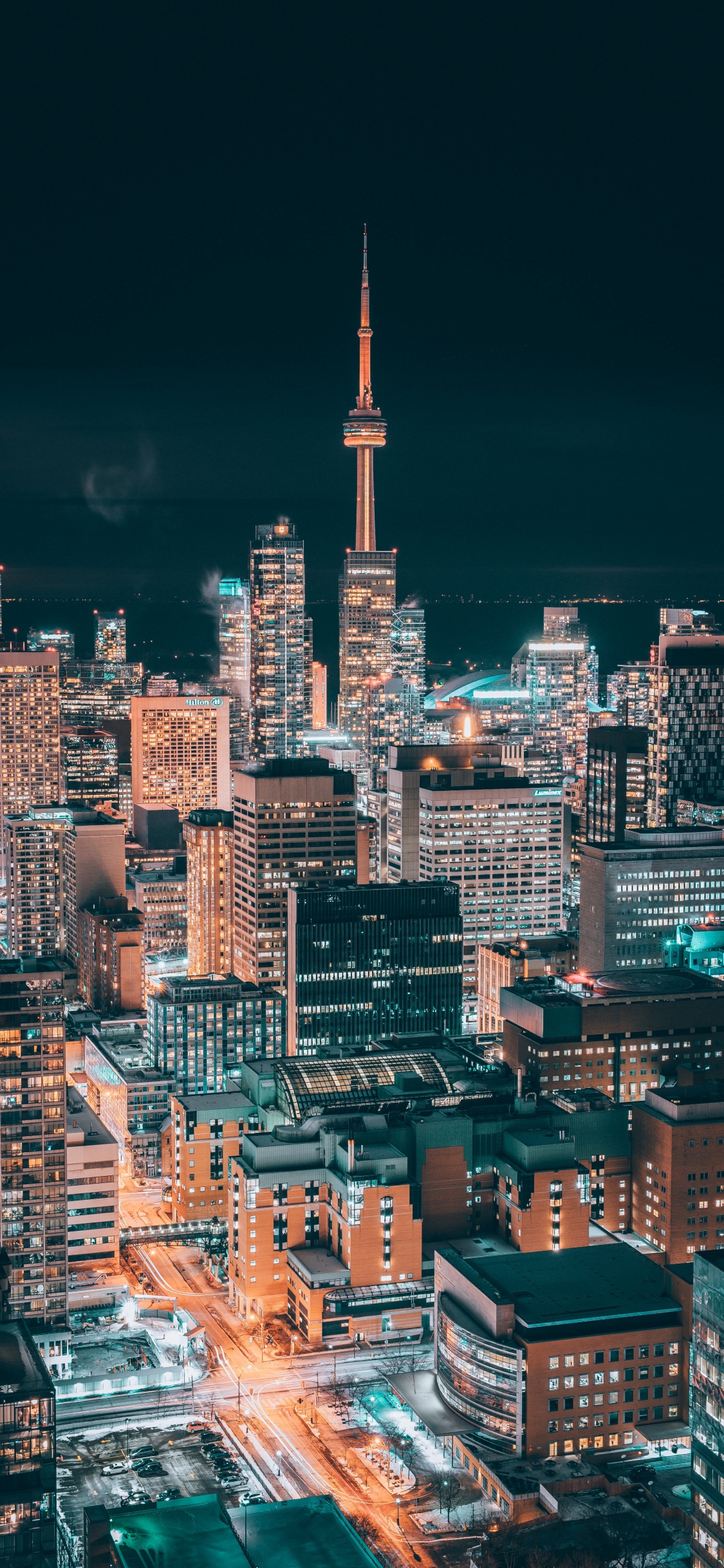 Обои ночь, город, городской пейзаж, метрополия, городской район в разрешении 1125x2436