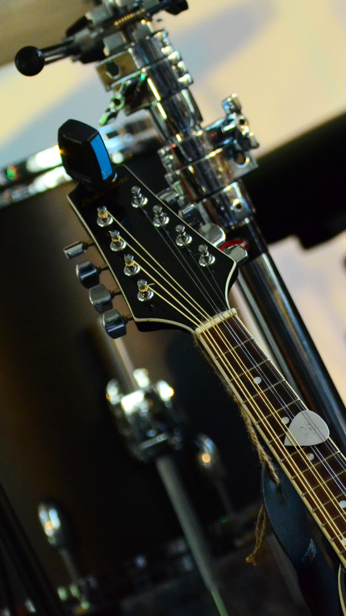 Обои перкуссия, гитара, музыкальный инструмент, ударная установка, щипковые струнные инструменты в разрешении 1440x2560
