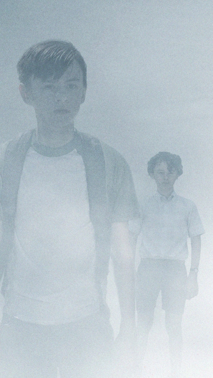 Обои забава, жест, туман, толпа, Новая Линия Кино в разрешении 720x1280