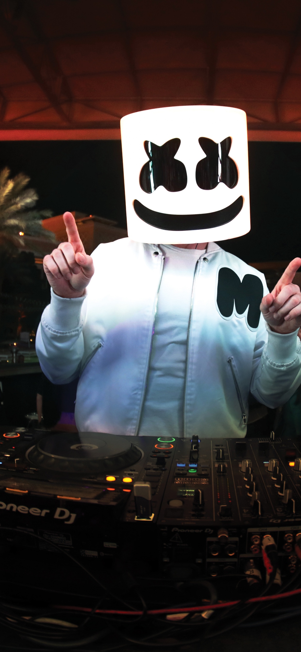 Обои soundcloud, рукав, жест, развлечение, палец в разрешении 1242x2688