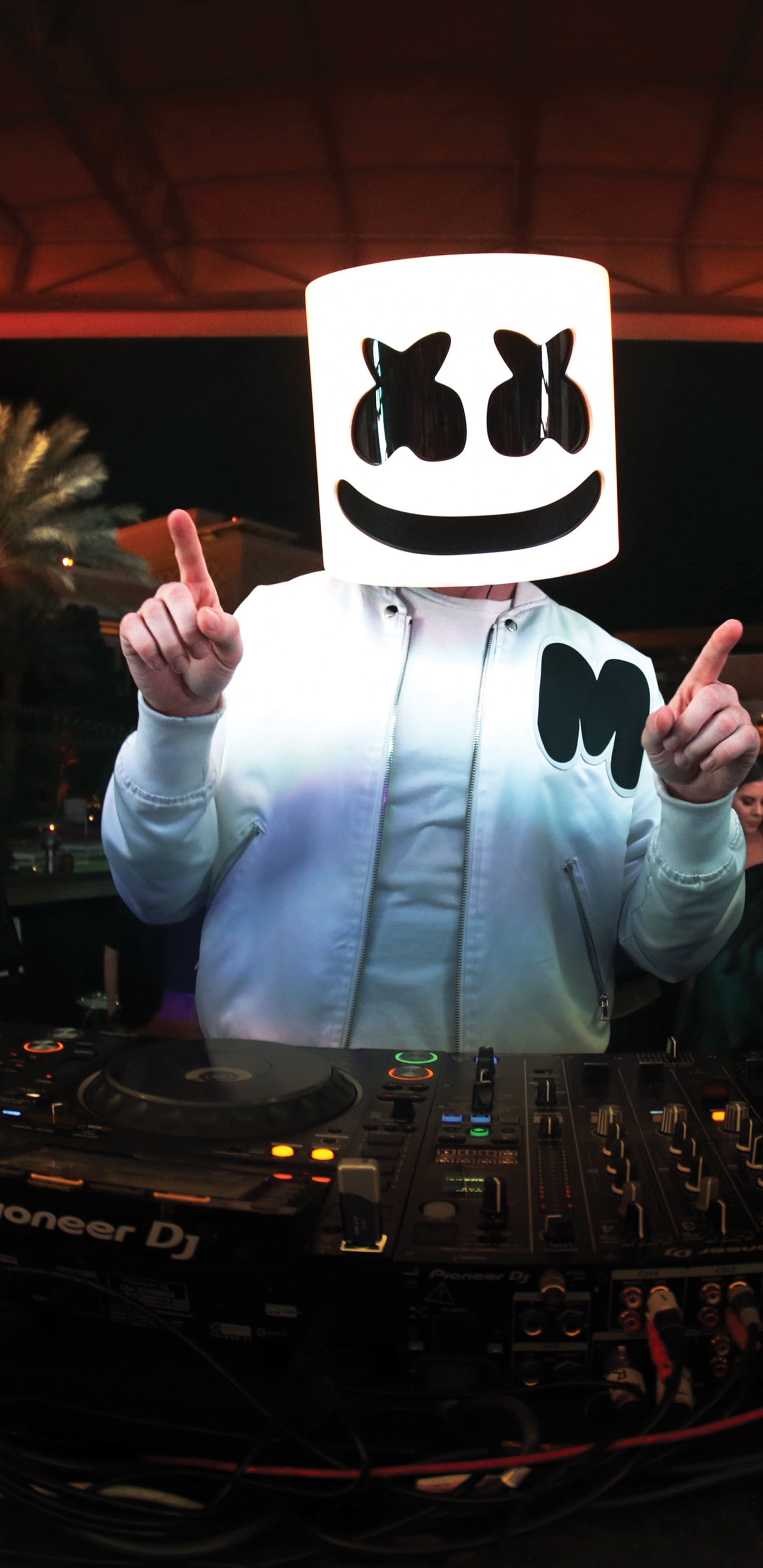 Обои soundcloud, рукав, жест, развлечение, палец в разрешении 1440x2960