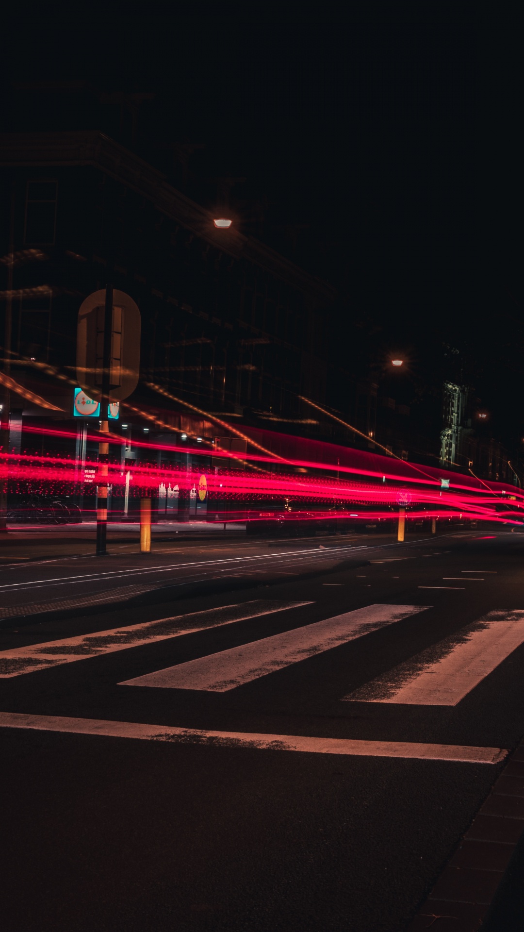 Обои ночь, красный цвет, черный, свет, темнота в разрешении 1080x1920