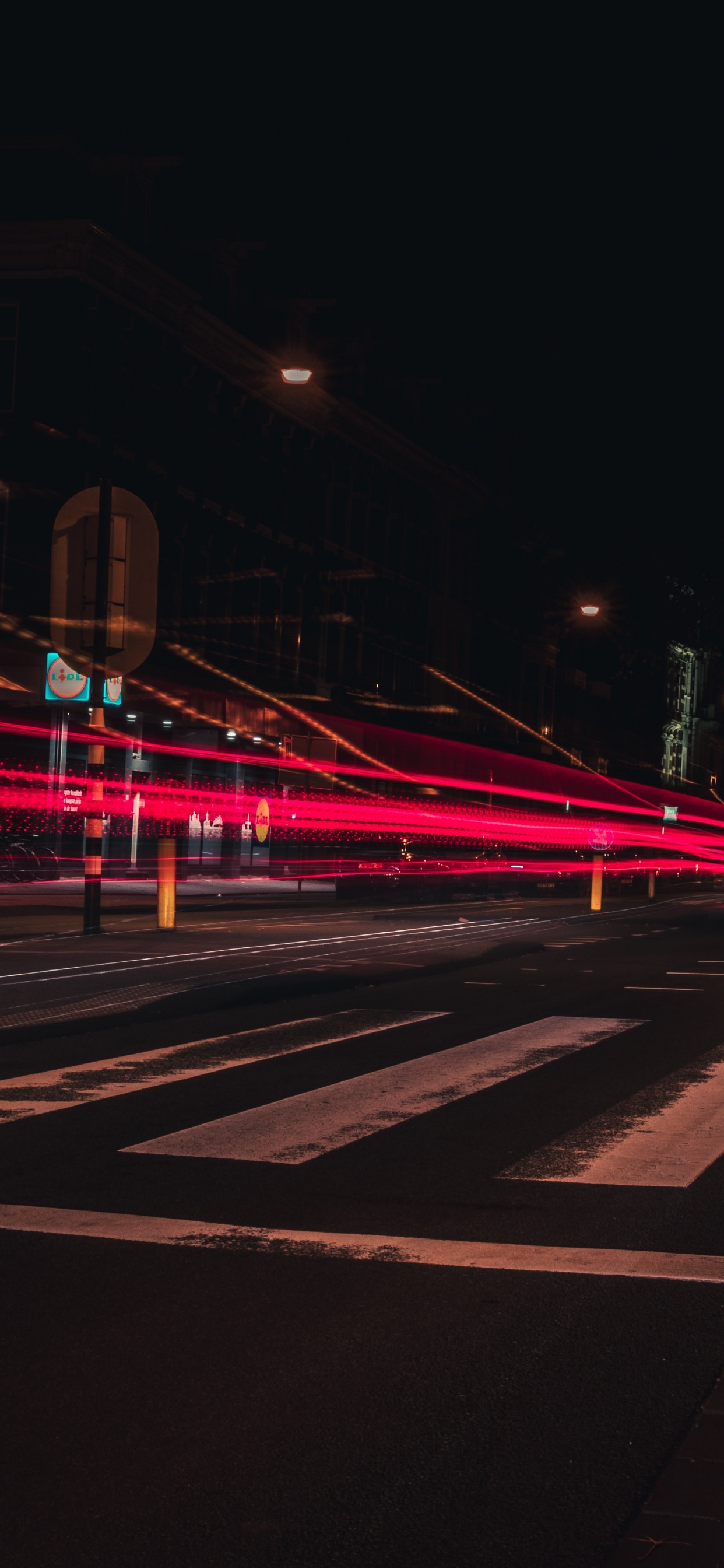 Обои ночь, красный цвет, черный, свет, темнота в разрешении 1242x2688