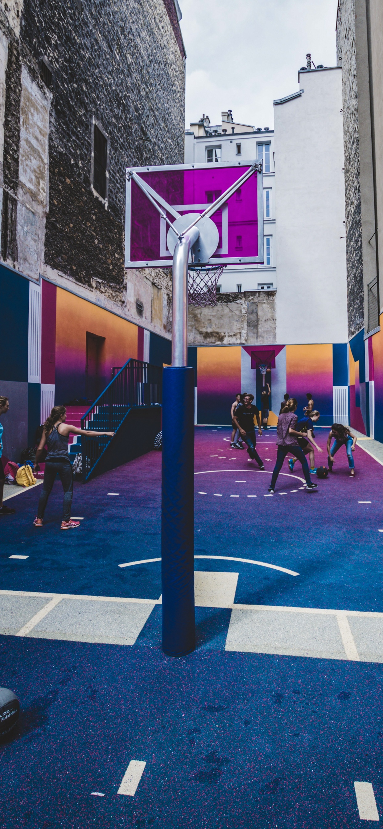 Обои улица, Баскетбол, баскетбольное кольцо, здание, пурпур в разрешении 1242x2688
