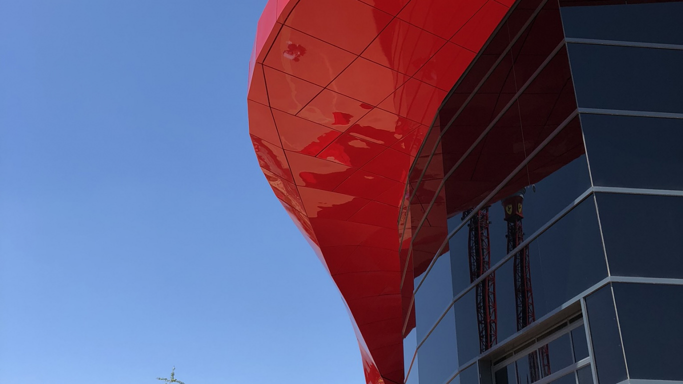 Обои ориентир, архитектура, красный цвет, общественное место, фасад в разрешении 1366x768