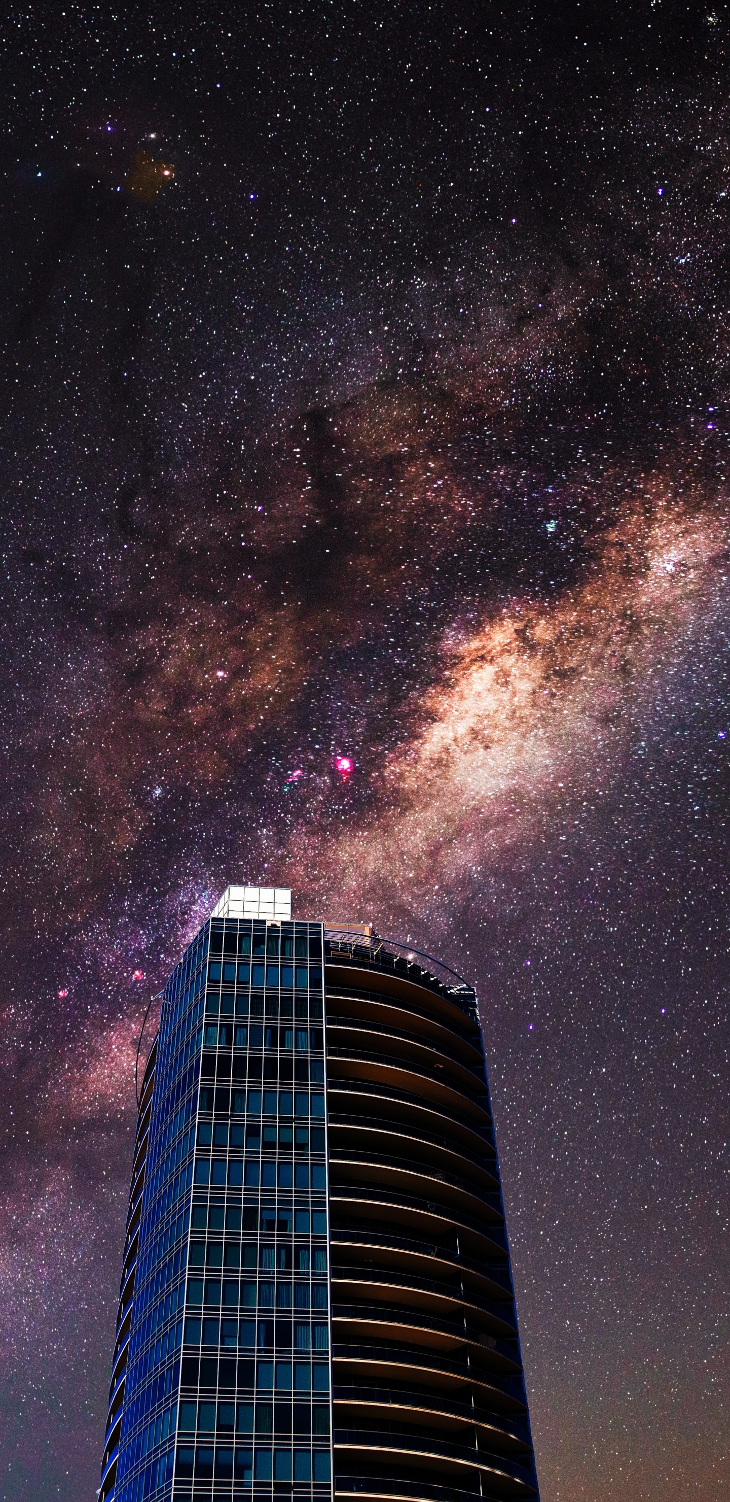 Обои яблоко, здание, облако, атмосфера, небоскреб в разрешении 1440x2960