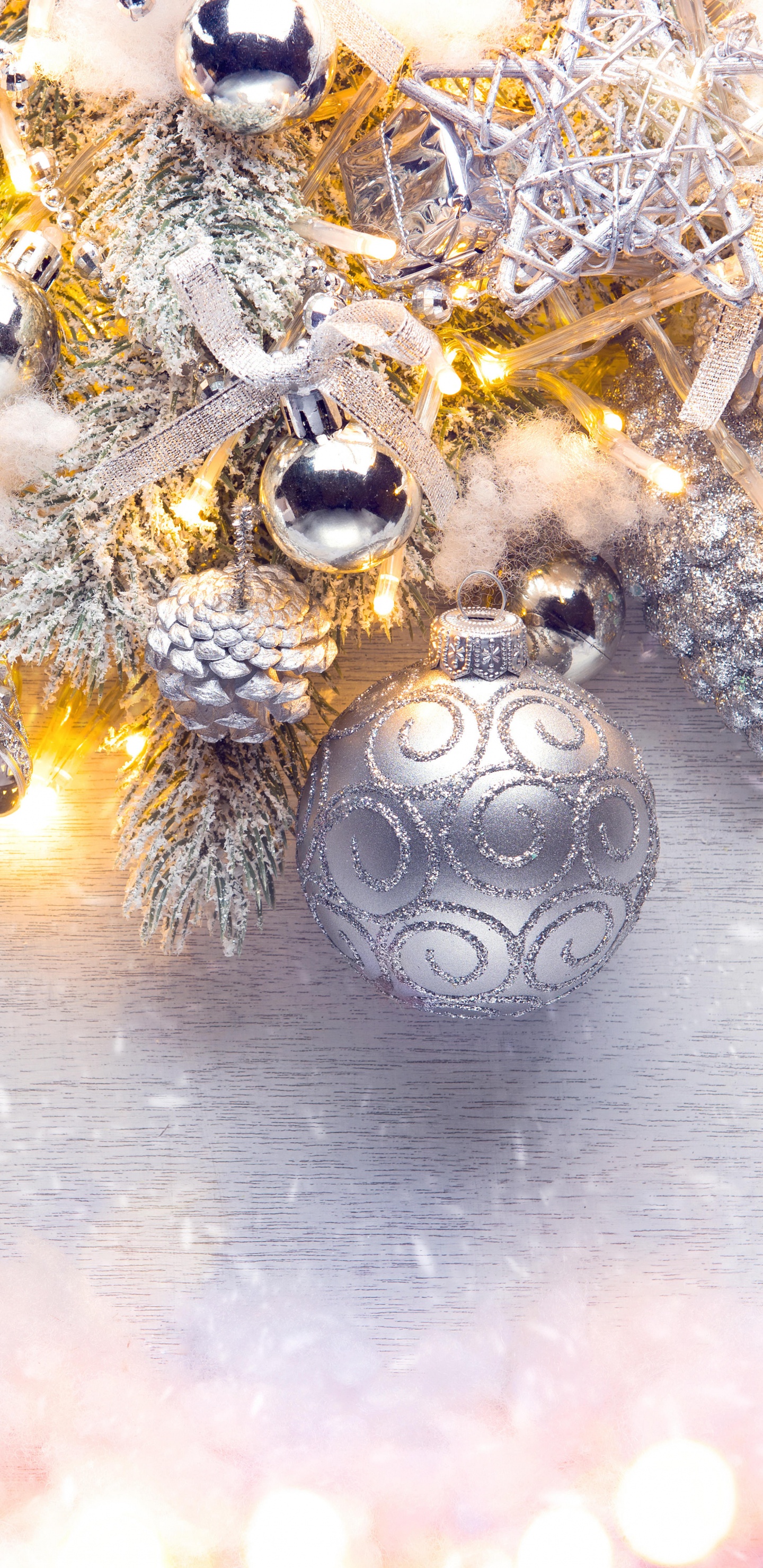 Обои Рождественский день, модный аксессуар, рождественский орнамент, кристалл, дизайн интерьера в разрешении 1440x2960