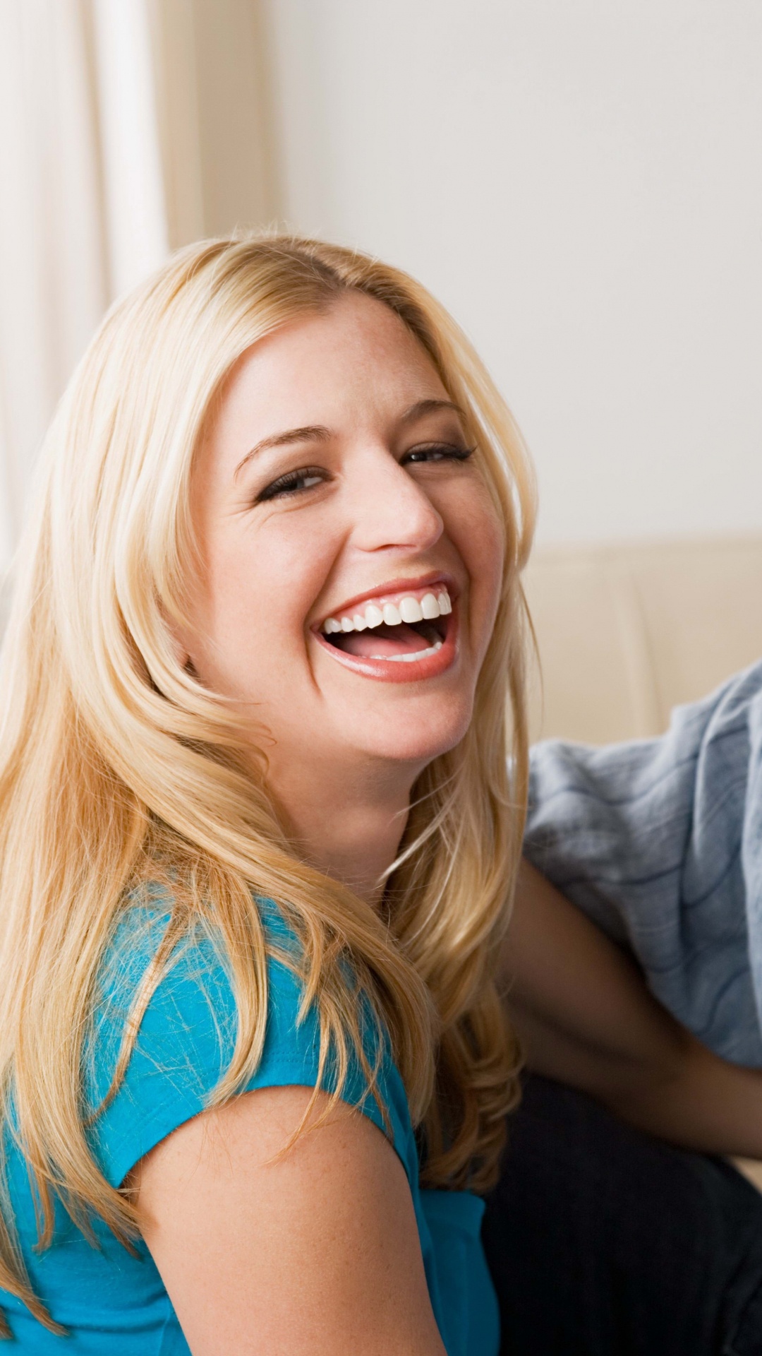 Обои улыбка, смех, забава, женщина, человек в разрешении 1080x1920