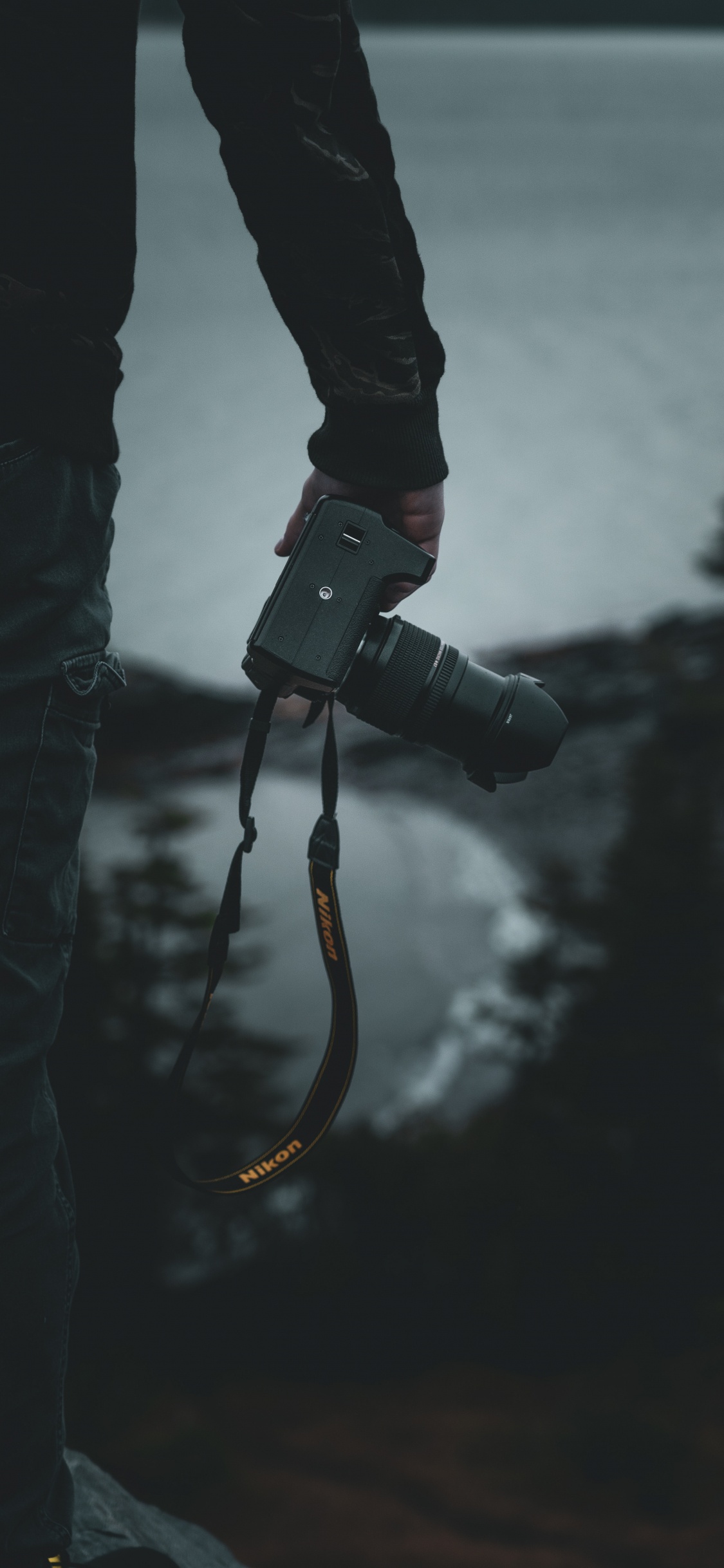 Обои камера, обувь, нога, человеческая нога, башмак в разрешении 1125x2436