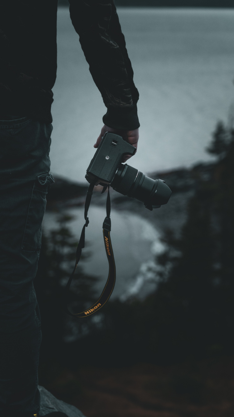 Обои камера, обувь, нога, человеческая нога, башмак в разрешении 750x1334