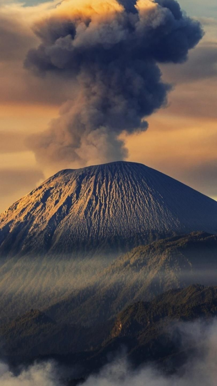 Обои вулкан, Семеру, стратовулкан, вулканического рельефа, типы вулканических извержений в разрешении 750x1334