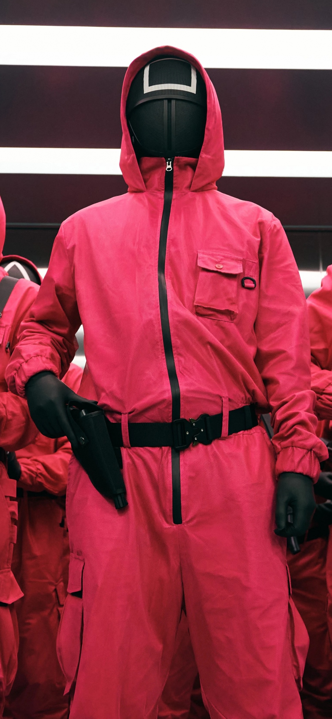 Обои игра в кальмара, нетфликс, Южная Корея, корейская драма, спецодежда в разрешении 1125x2436