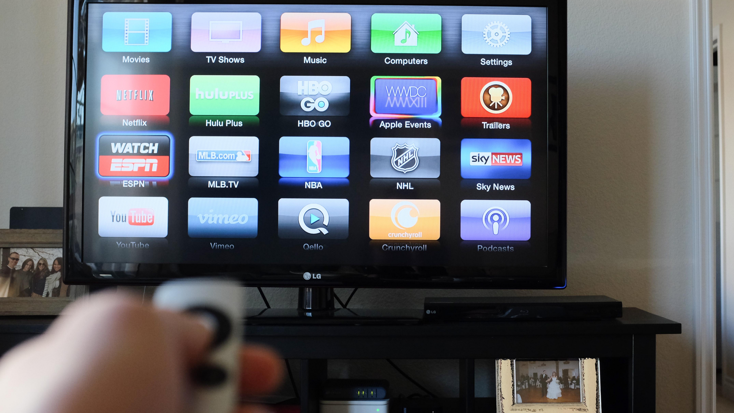 Обои Потоковое телевидение, apple Тv, телевидение, apple, гаджет в разрешении 2560x1440