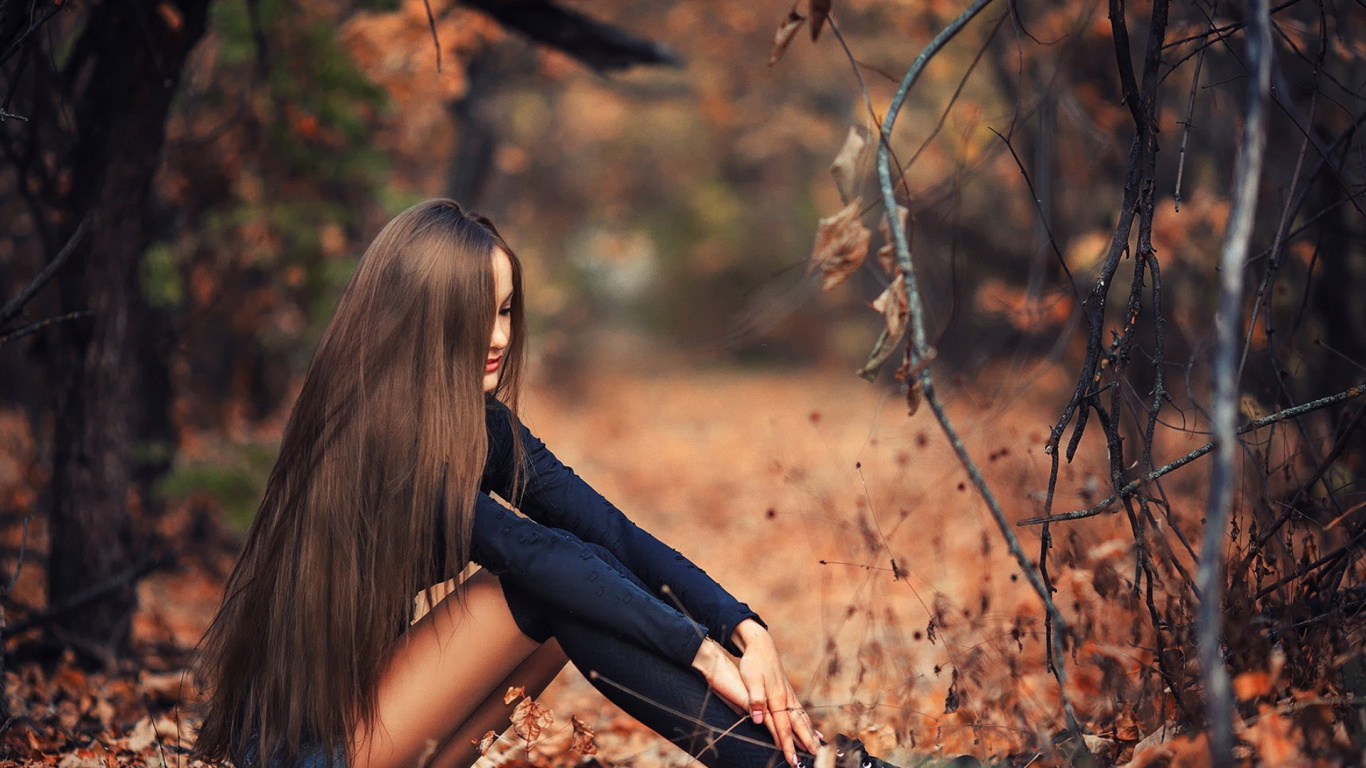 Обои девушка осень, осень, одежда, фэшн, волосы в разрешении 1366x768