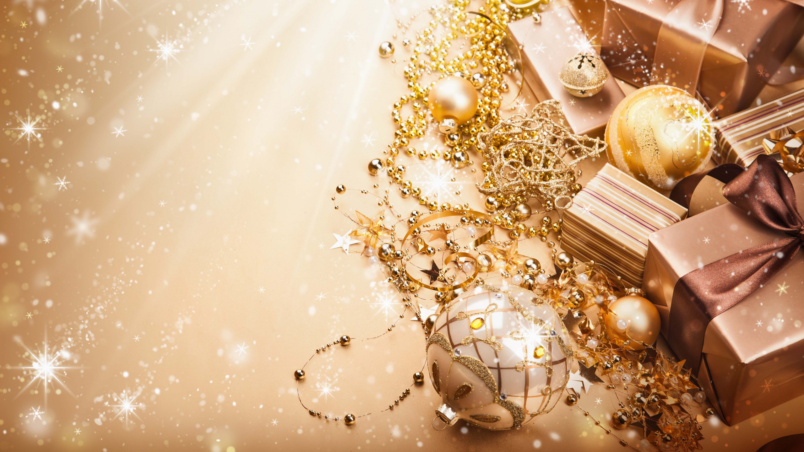 Обои Рождественские украшения, Санта-Клаус, Новый год, Дед Мороз, Рождество в разрешении 2560x1440