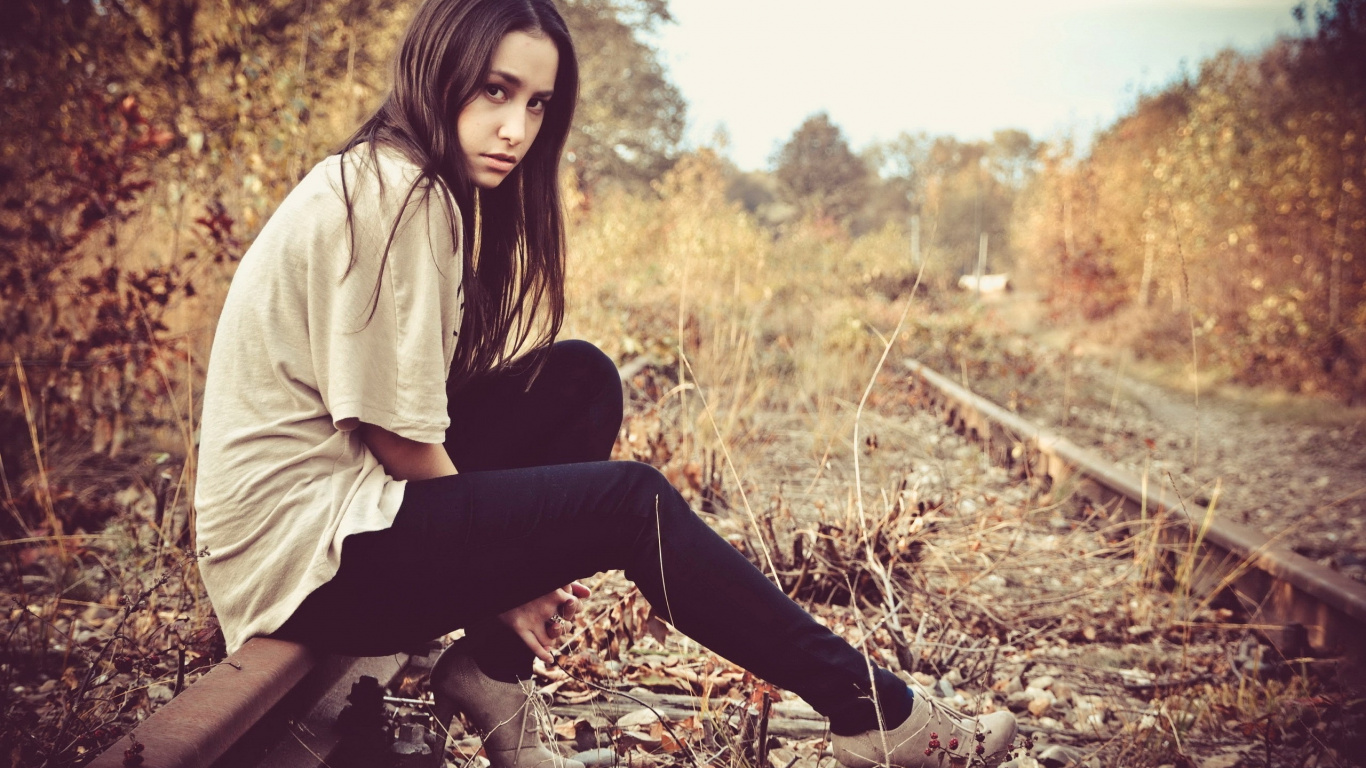 Обои красота, сидящий, сидит, девушка, осень в разрешении 1366x768