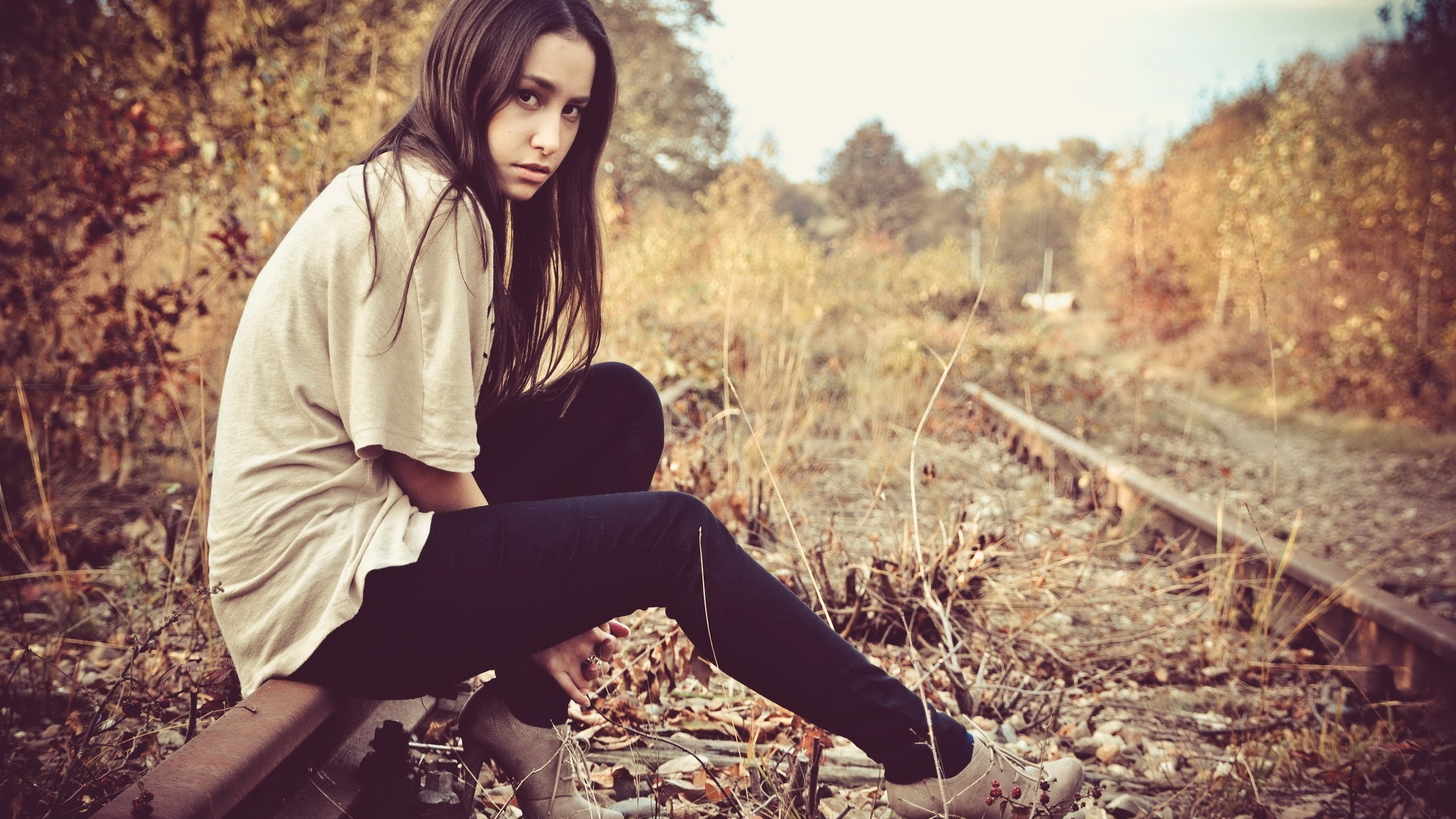 Обои красота, сидящий, сидит, девушка, осень в разрешении 2560x1440