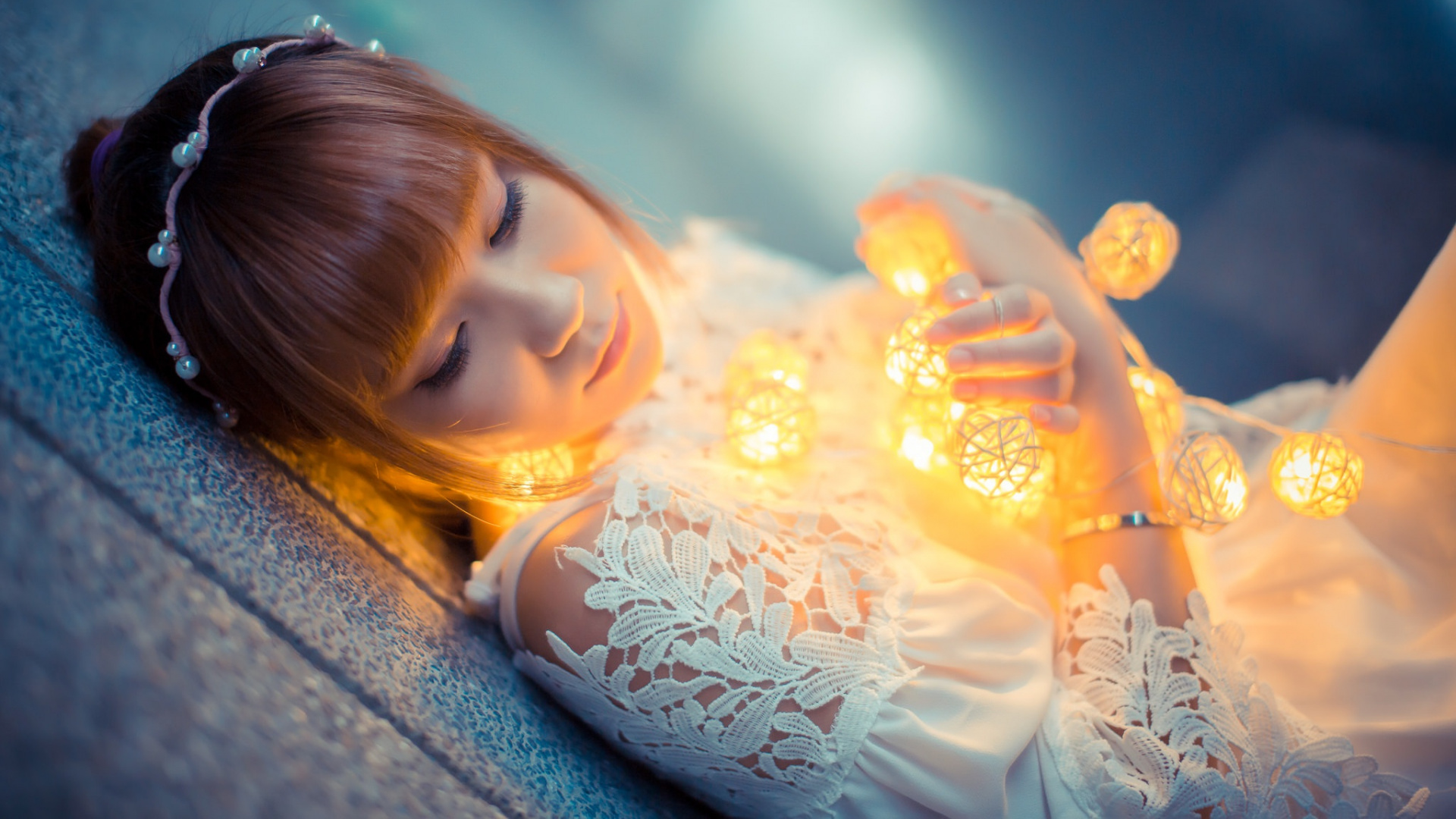 Обои свет, желтый, красота, забава, девушка в разрешении 1920x1080