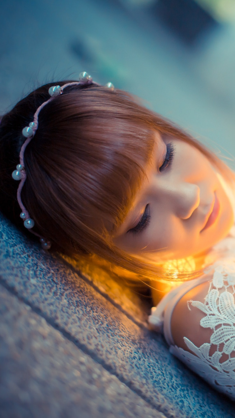 Обои свет, желтый, красота, забава, девушка в разрешении 750x1334