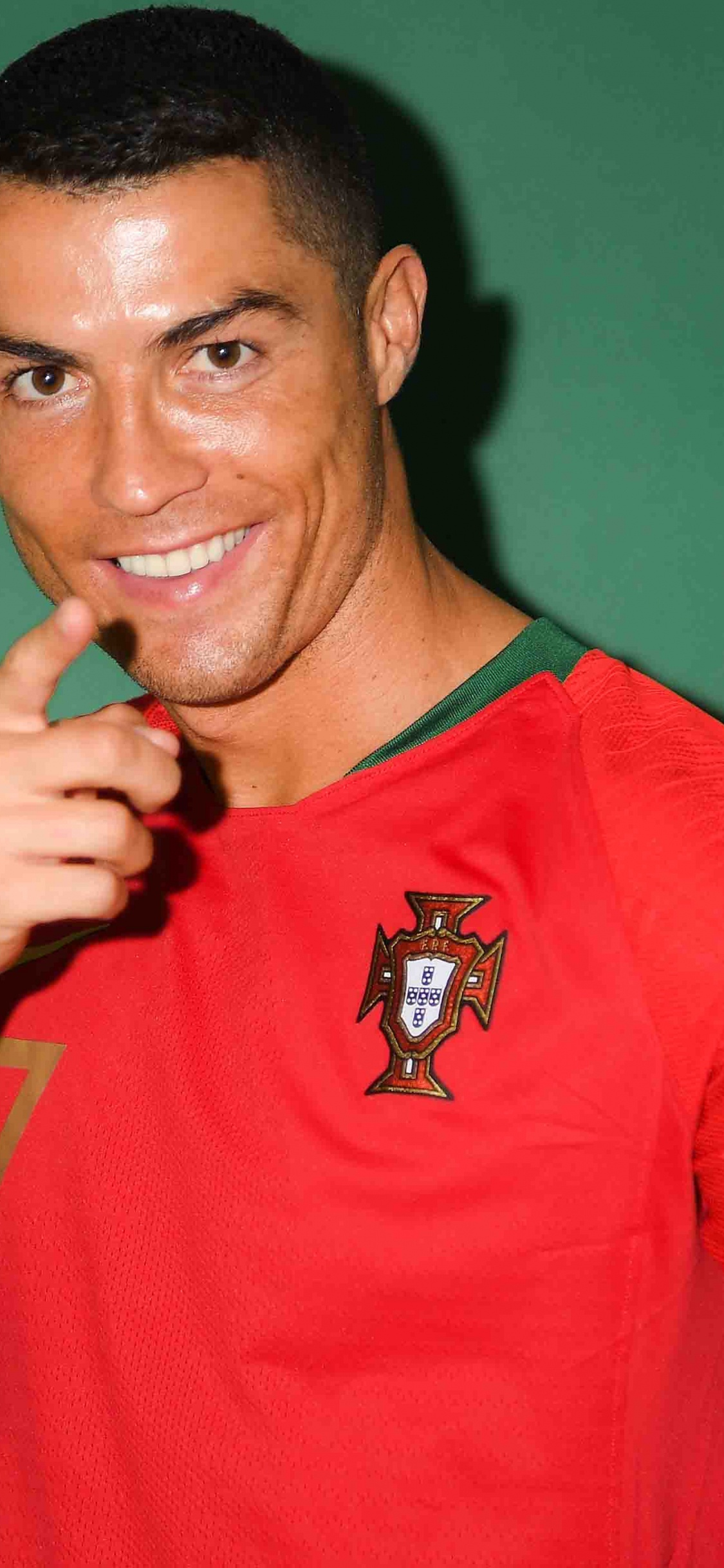 Обои Криштиану Роналду ЧМ-2018, палец, футболка, Кристиано Роналдо, Чемпионат мира по футболу 2018 Группа B в разрешении 1125x2436