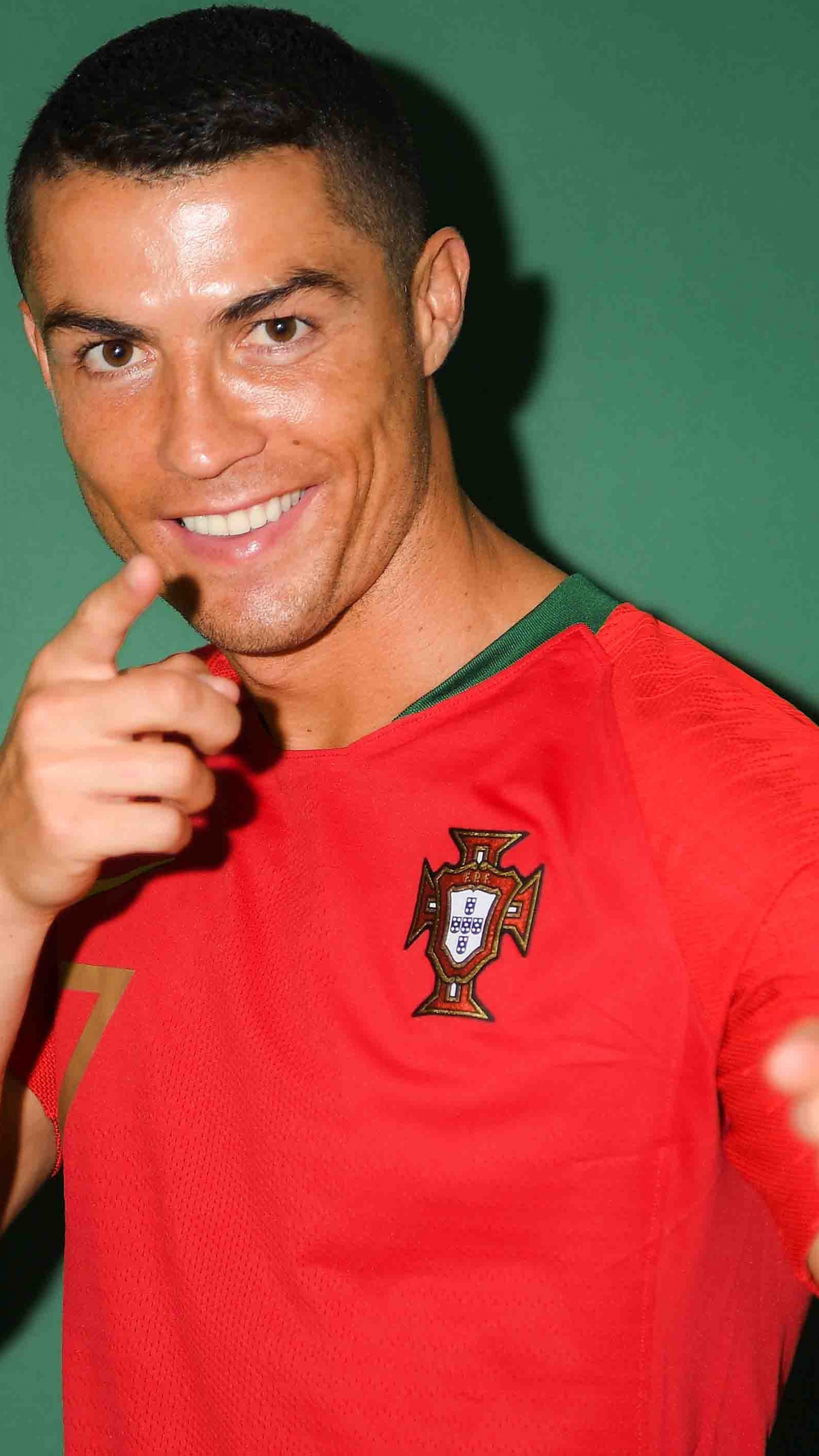 Обои Криштиану Роналду ЧМ-2018, палец, футболка, Кристиано Роналдо, Чемпионат мира по футболу 2018 Группа B в разрешении 1440x2560