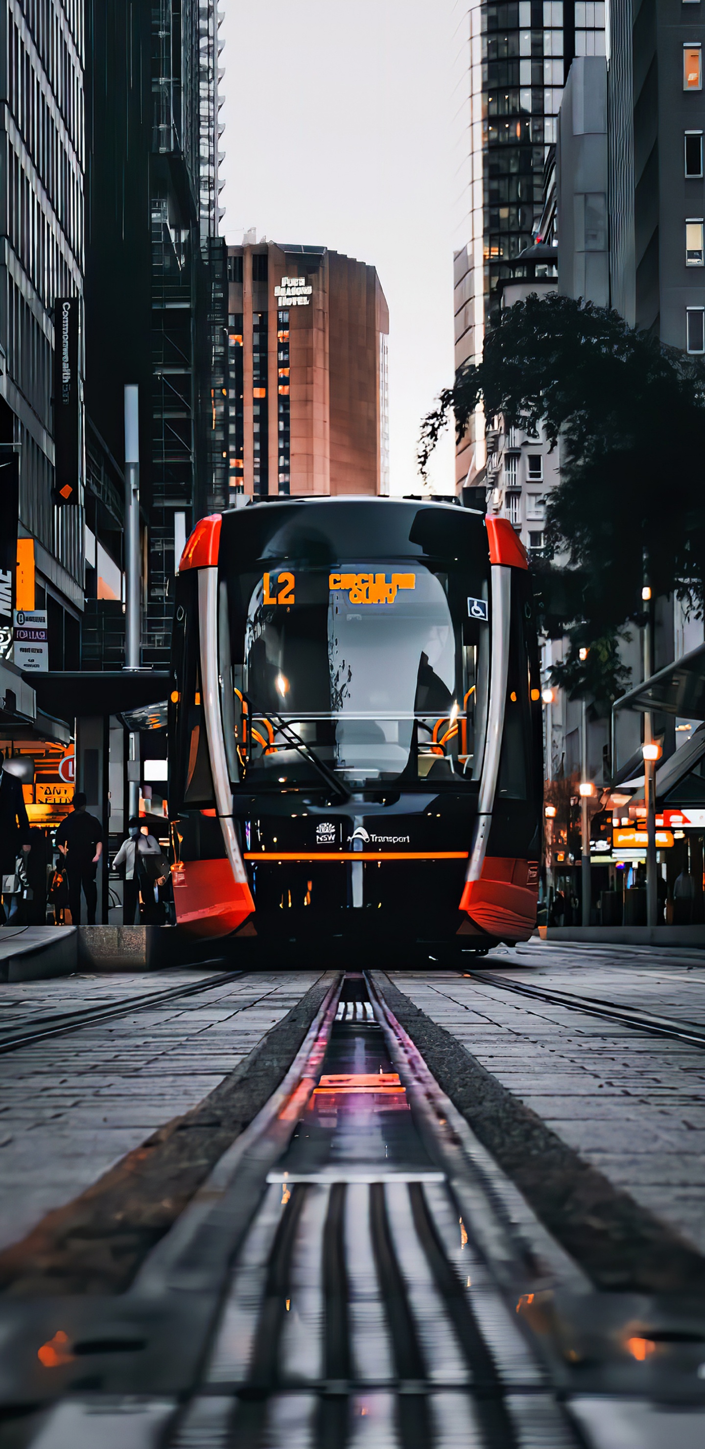 Обои общественный транспорт, железнодорожный транспорт, транспорт, трамвай, здание в разрешении 1440x2960