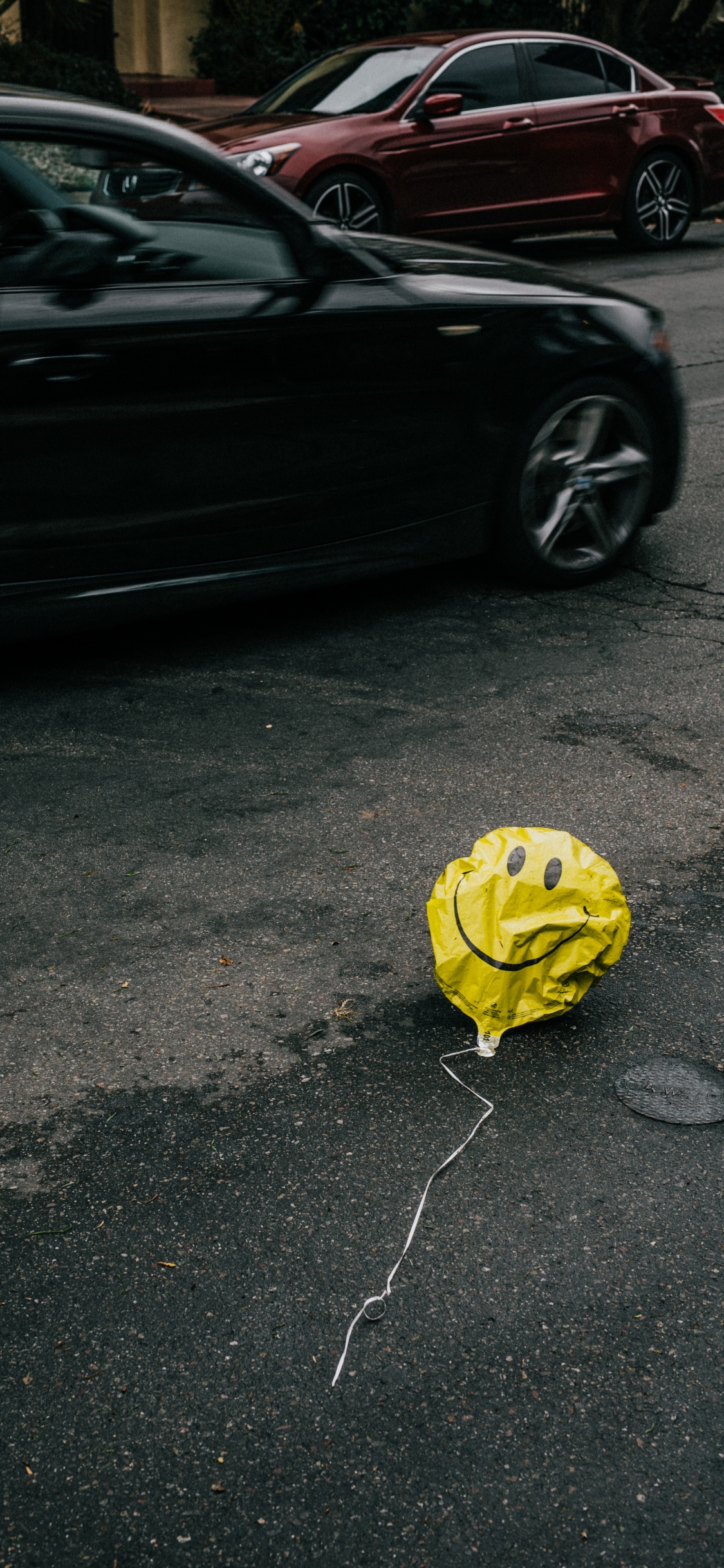 Обои желтый, асфальт, дорожное покрытие, дорога, колесо в разрешении 1125x2436