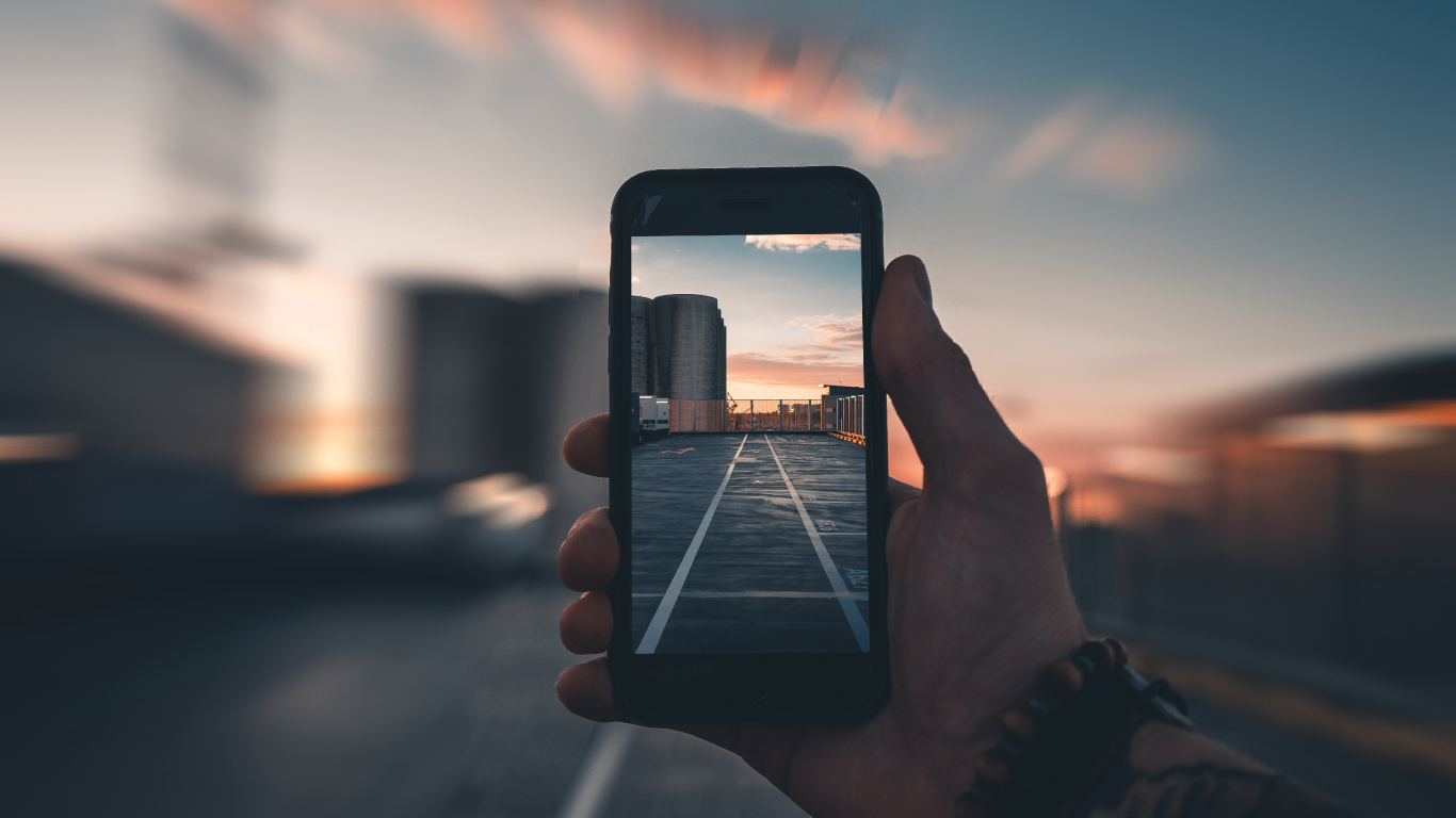 Обои облако, гаджет, технологии, электронное устройство, смартфон в разрешении 1366x768