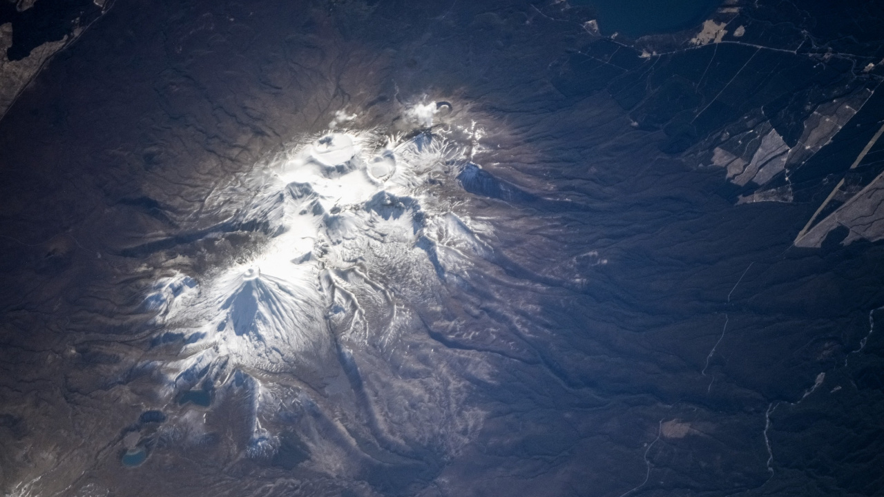 Обои земля, Международная космическая станция, космическое пространство, астронавт, атмосфера в разрешении 1280x720