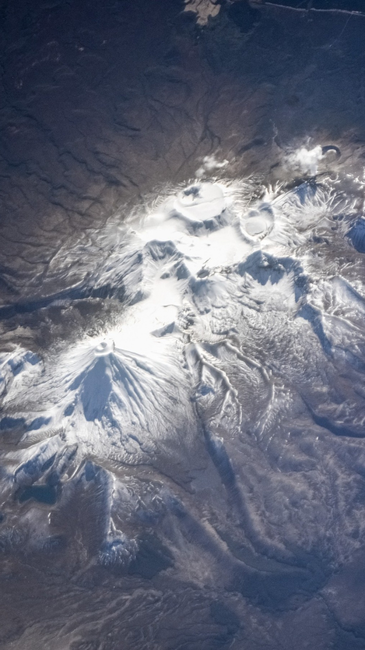 Обои земля, Международная космическая станция, космическое пространство, астронавт, атмосфера в разрешении 750x1334