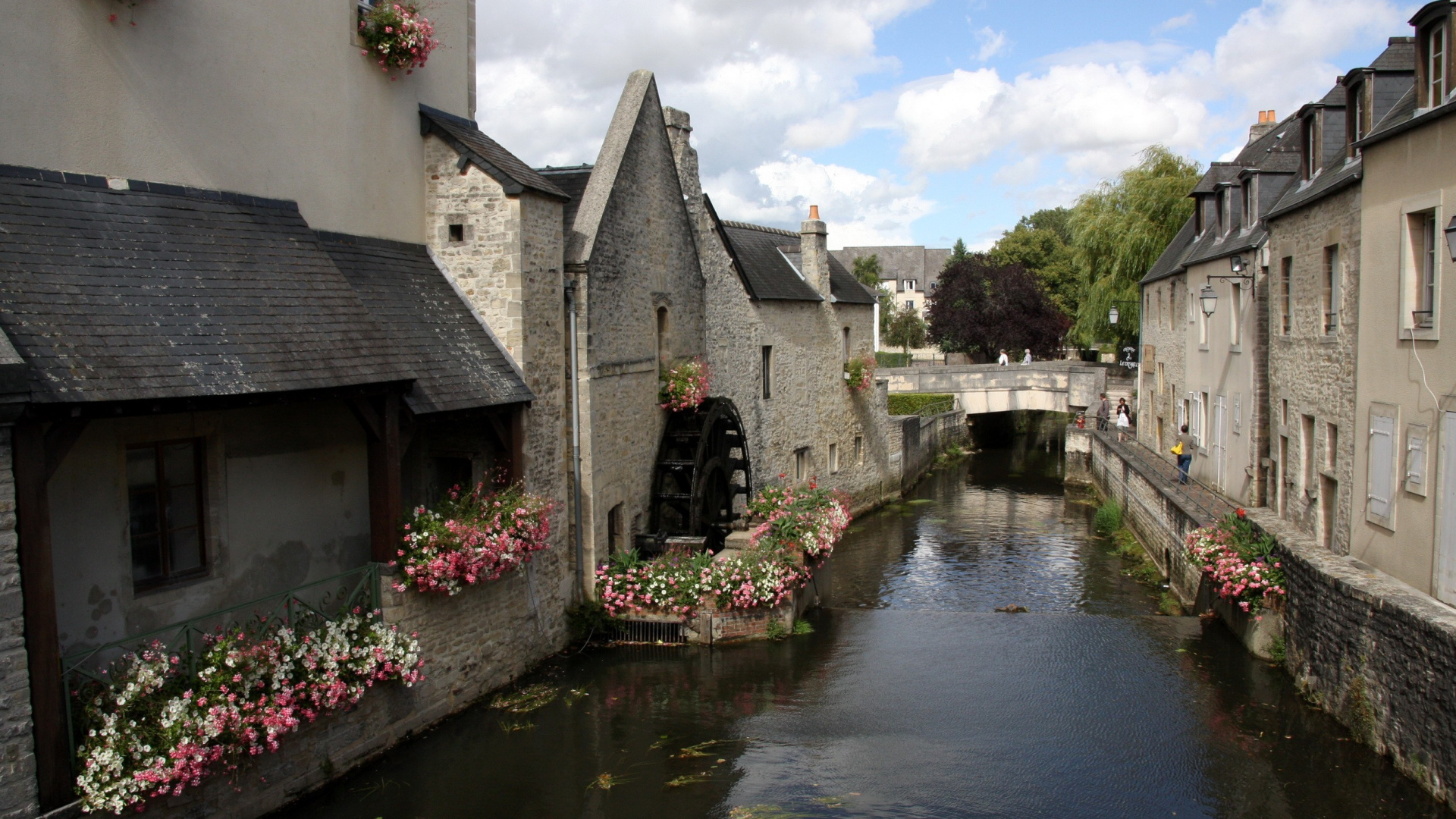 Обои водяное колесо, водный путь, канал, городок, вода в разрешении 1920x1080