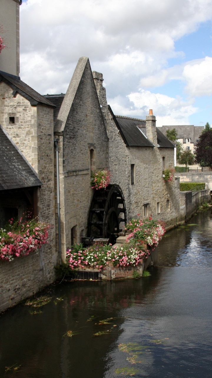 Обои водяное колесо, водный путь, канал, городок, вода в разрешении 720x1280