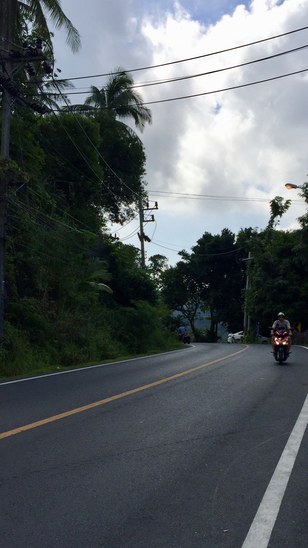 Обои переулок, Король, дорога, дорожное покрытие, асфальт в разрешении 1080x1920