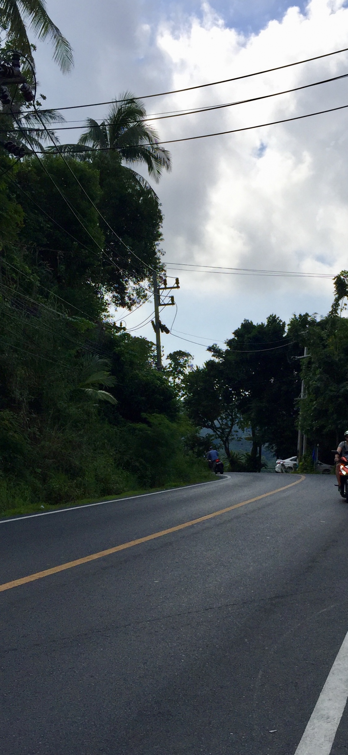 Обои переулок, Король, дорога, дорожное покрытие, асфальт в разрешении 1125x2436