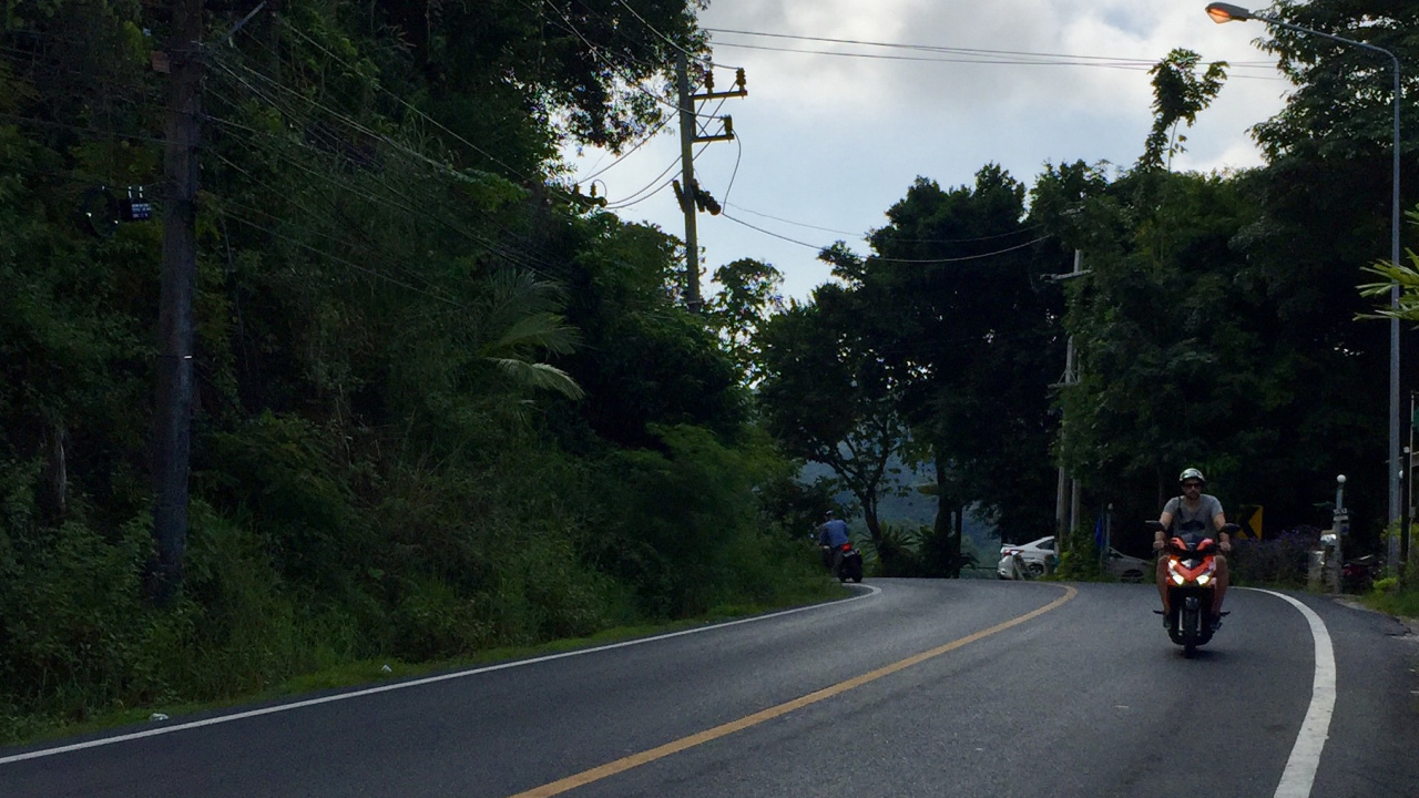 Обои переулок, Король, дорога, дорожное покрытие, асфальт в разрешении 1280x720