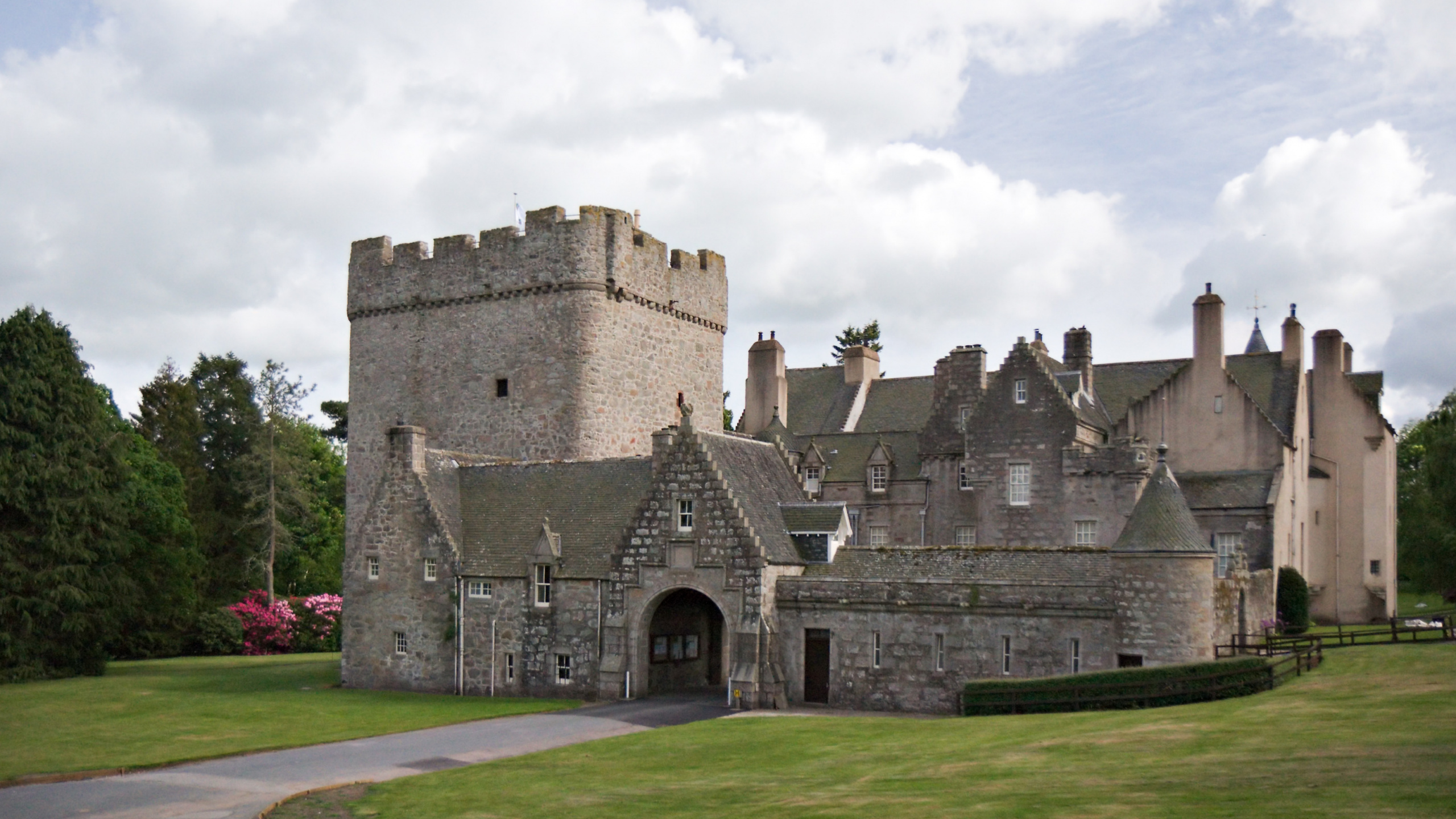 Обои Drumoak, замок, средневековая архитектура, здание, фортификация в разрешении 2560x1440