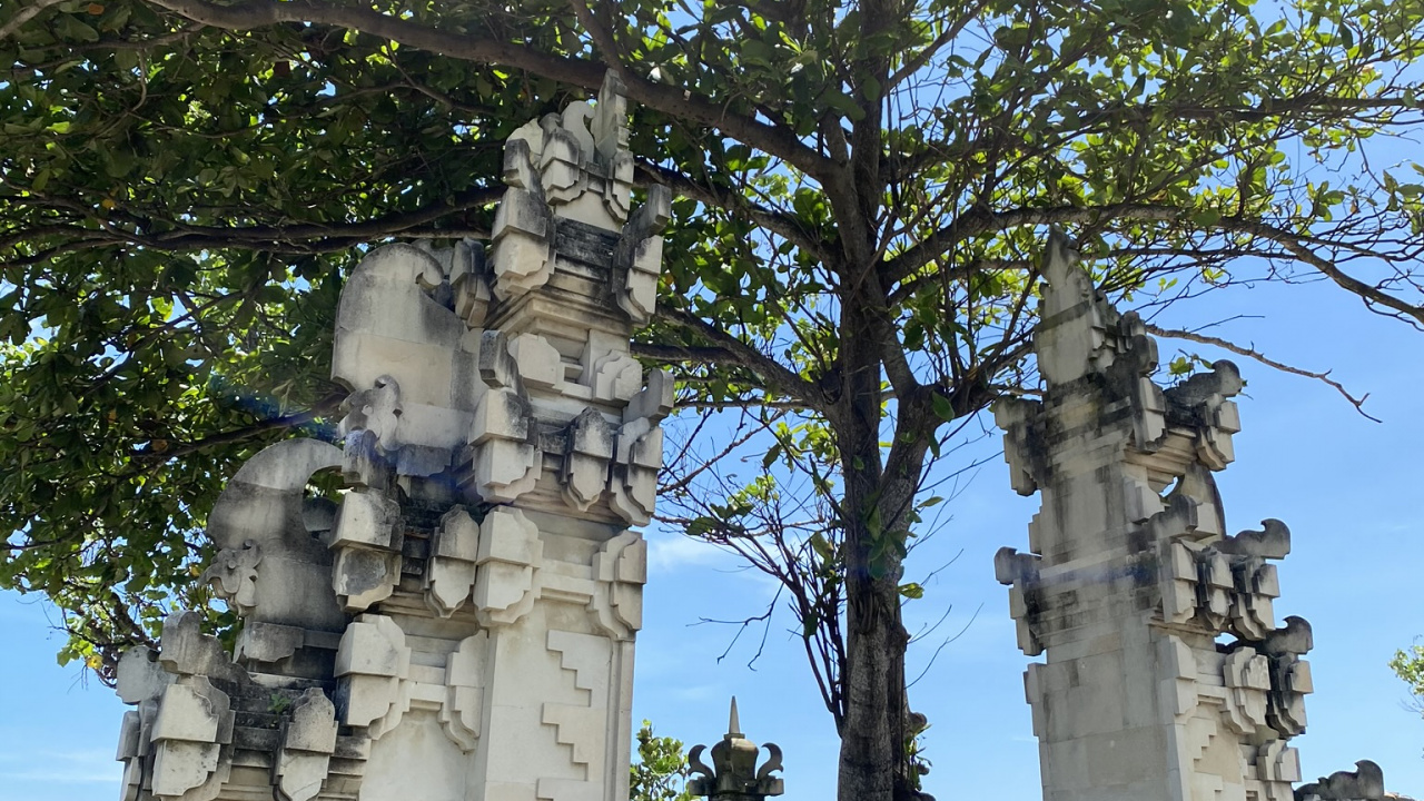 Обои Индонезия, бали, дерево, статуя, древняя история в разрешении 1280x720