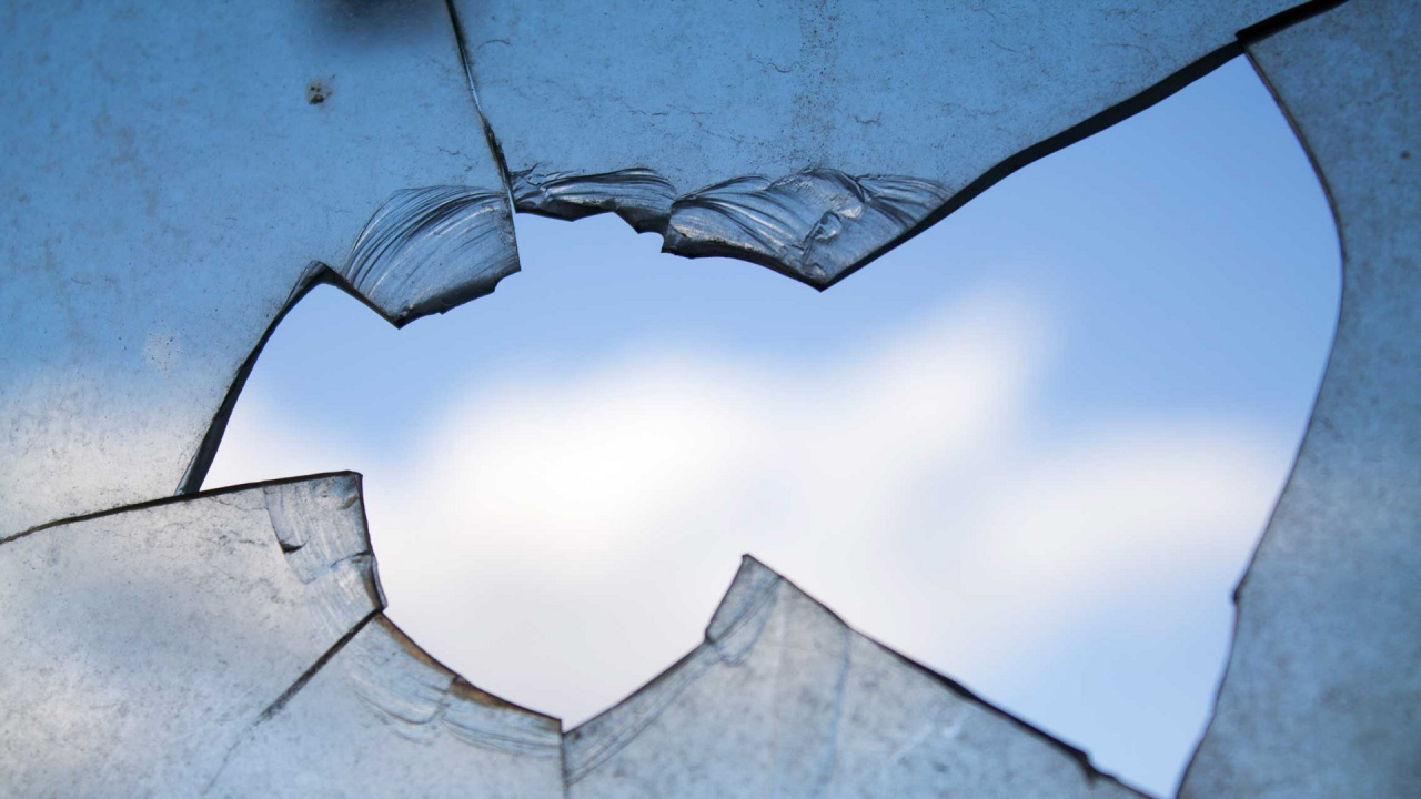 Обои разбитое окно, окно, стекло, синий, вода в разрешении 1280x720