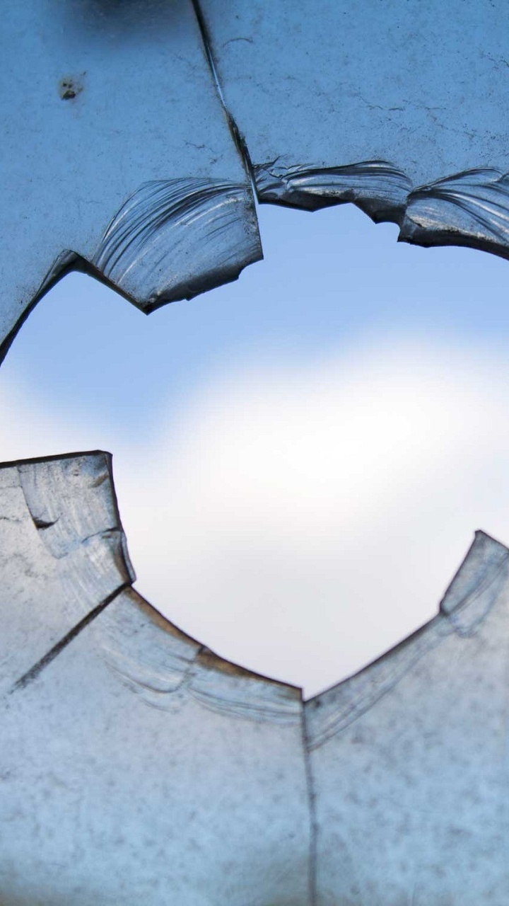 Обои разбитое окно, окно, стекло, синий, вода в разрешении 720x1280