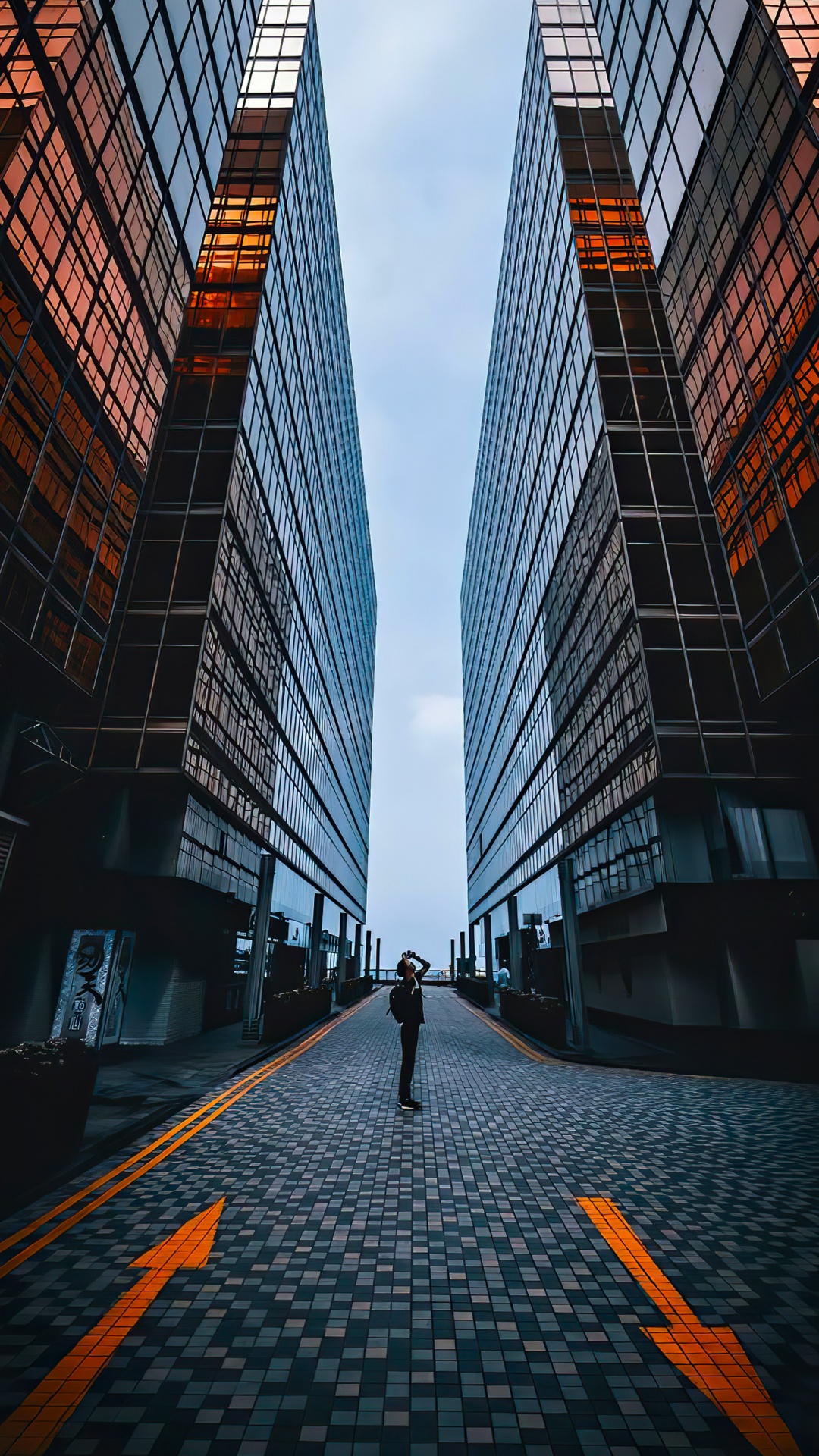 Обои башня, телефон, мир, небоскреб, производящее впечатление в разрешении 1080x1920