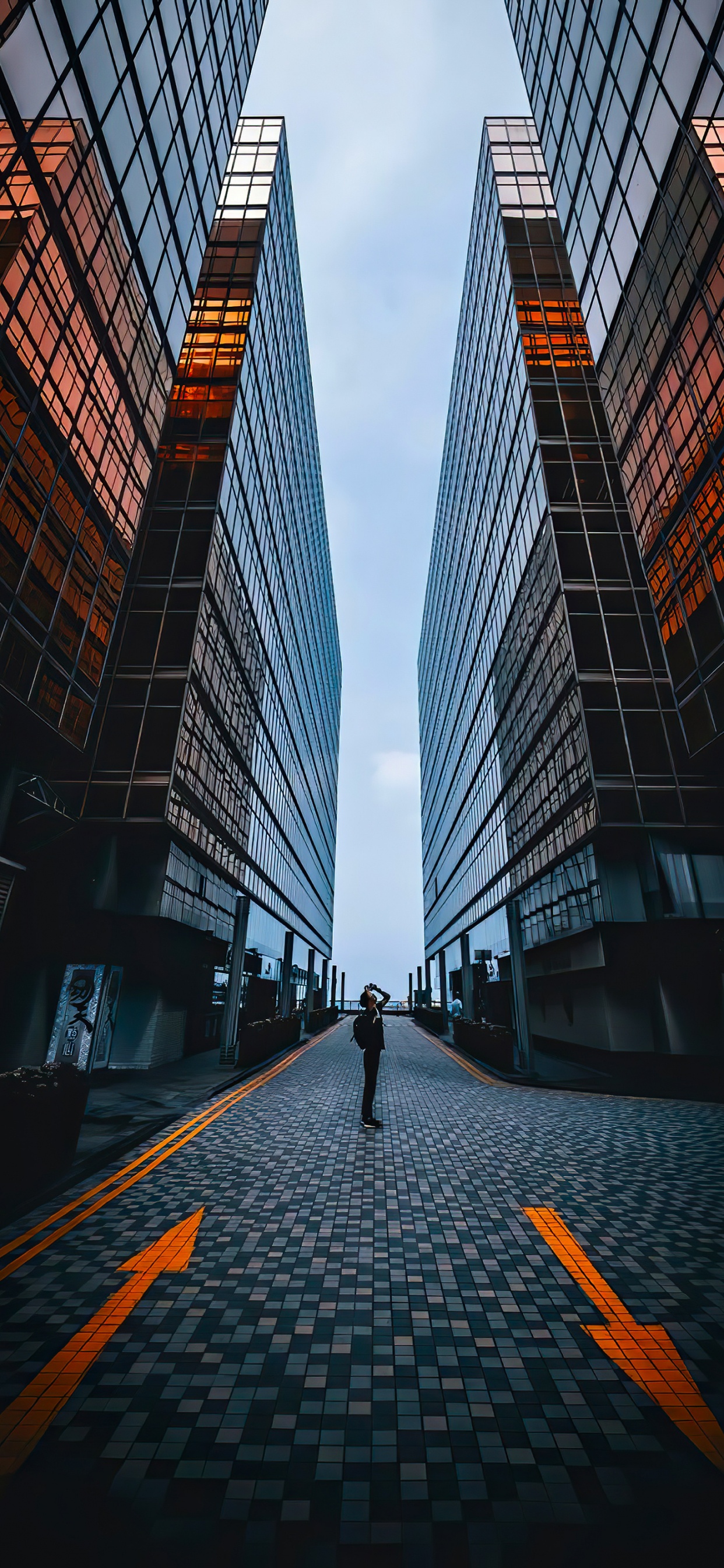 Обои башня, телефон, мир, небоскреб, производящее впечатление в разрешении 1242x2688