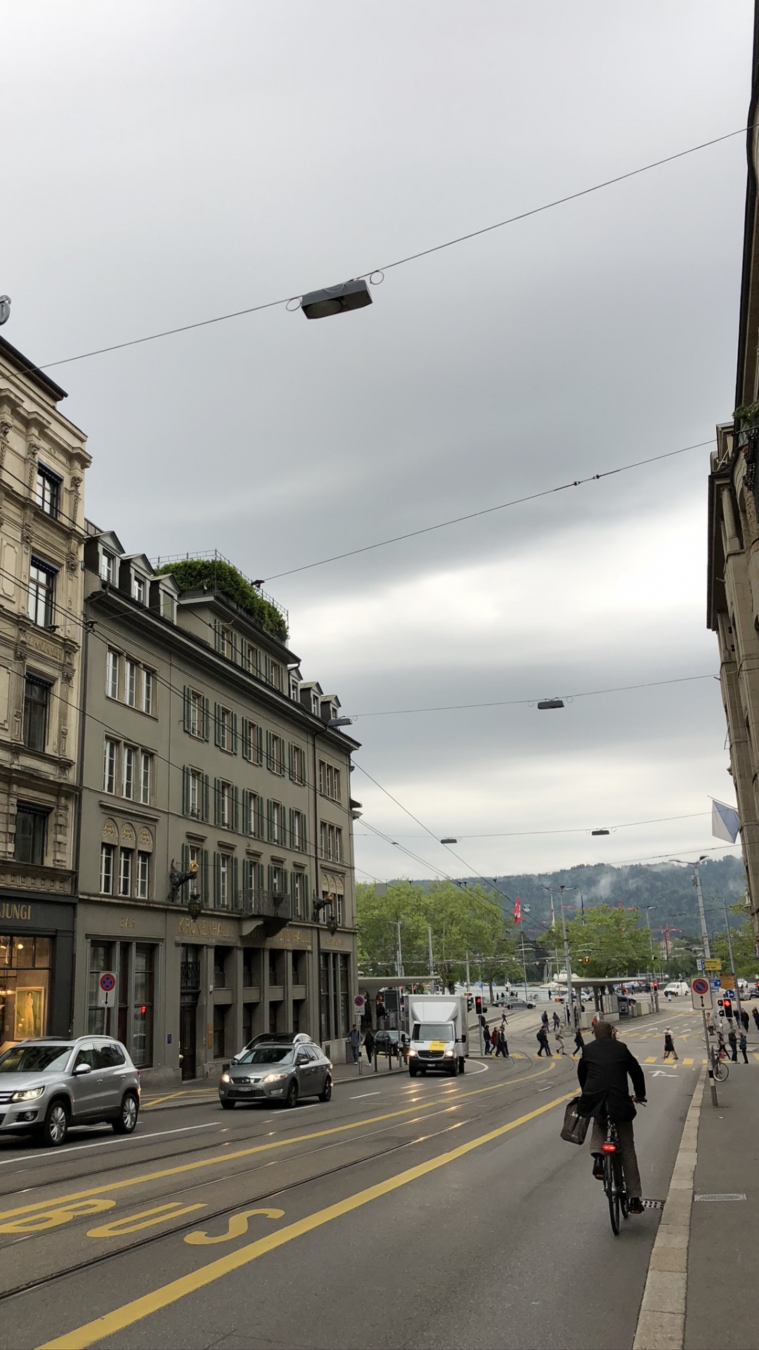 Обои переулок, дорога, инфраструктура, улица, городок в разрешении 1080x1920