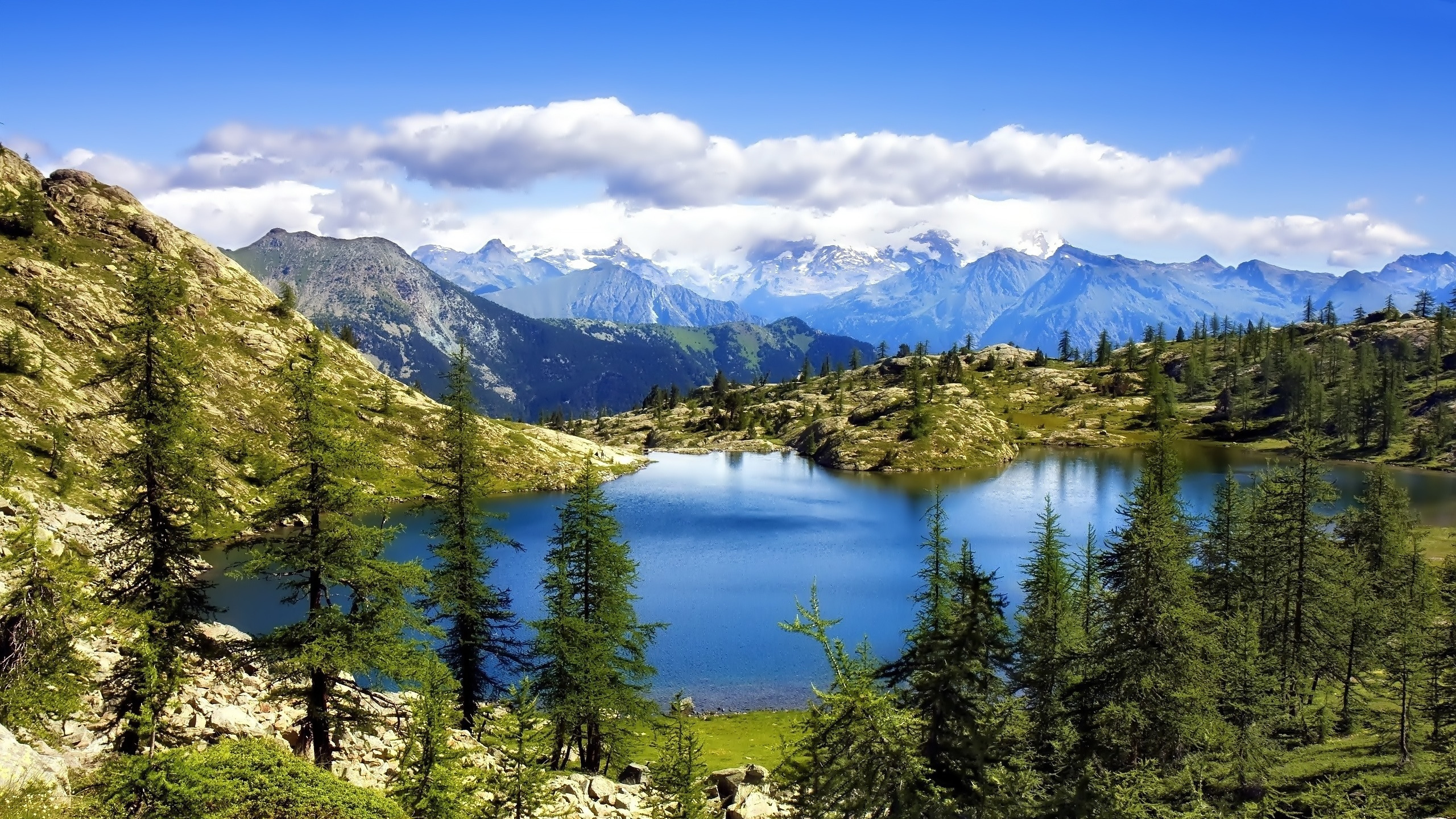 Обои гора, озеро, горный рельеф, каровое озеро, природа в разрешении 2560x1440