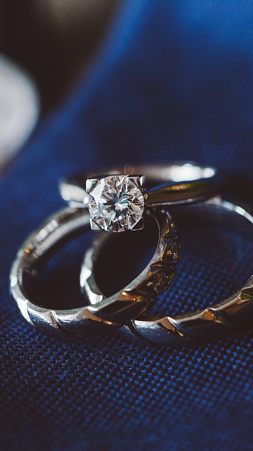 Обои кольцо, алмаз, ювелирные изделия, обручальное кольцо, серебро в разрешении 1080x1920