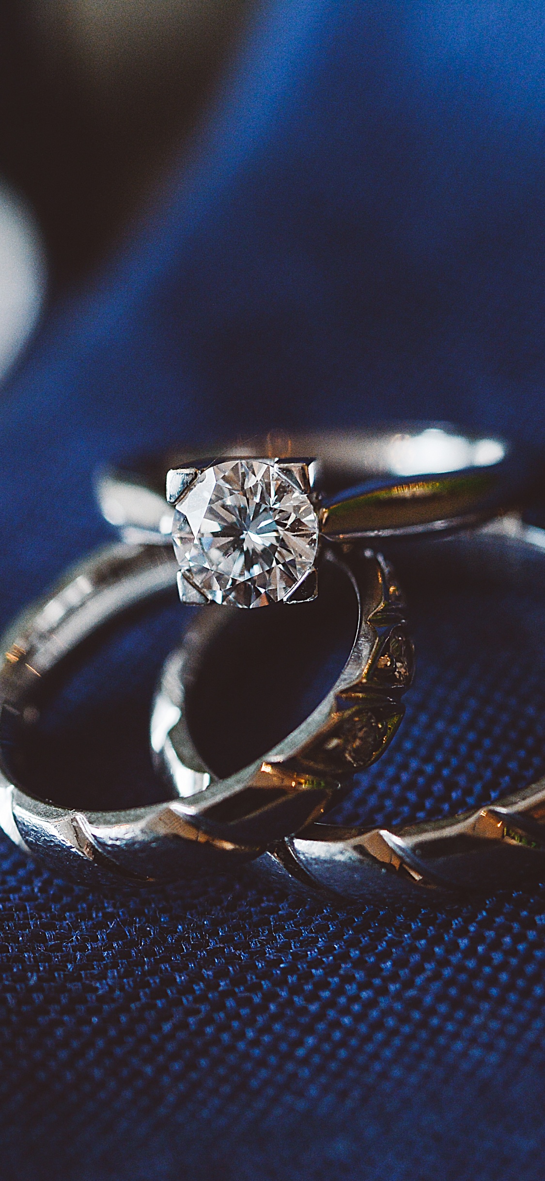 Обои кольцо, алмаз, ювелирные изделия, обручальное кольцо, серебро в разрешении 1125x2436