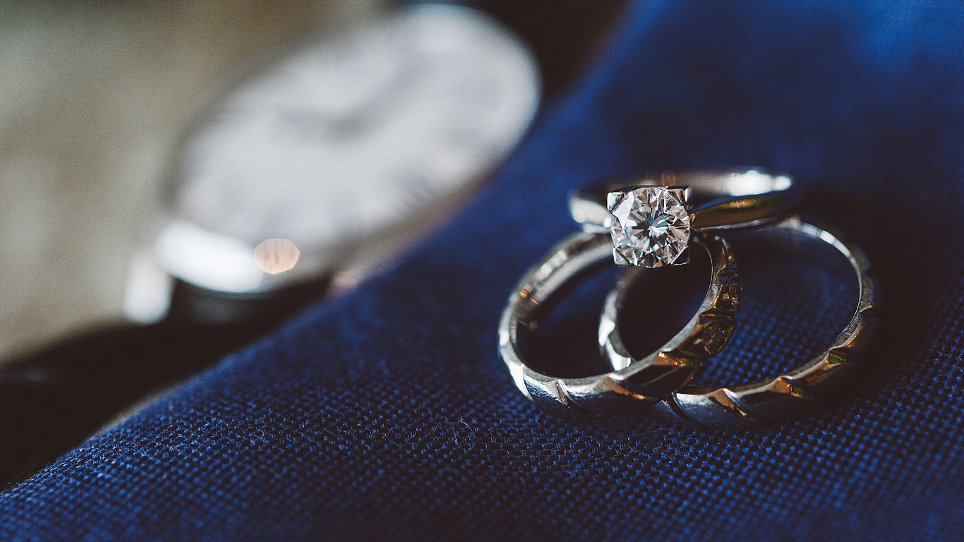 Обои кольцо, алмаз, ювелирные изделия, обручальное кольцо, серебро в разрешении 1366x768