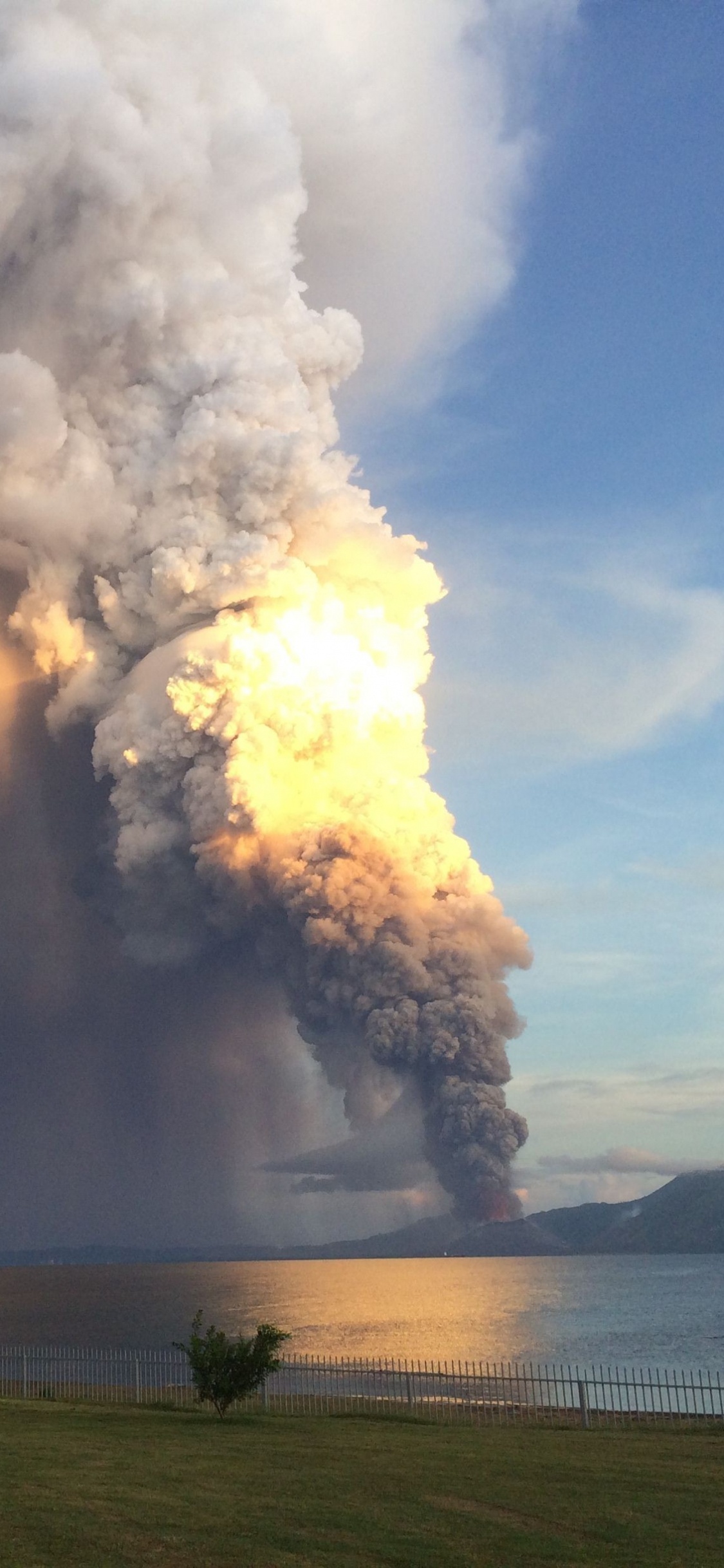 Обои Тавурвур, Кальдера Рабаул, Рабаул, вулкан, стратовулкан в разрешении 1125x2436