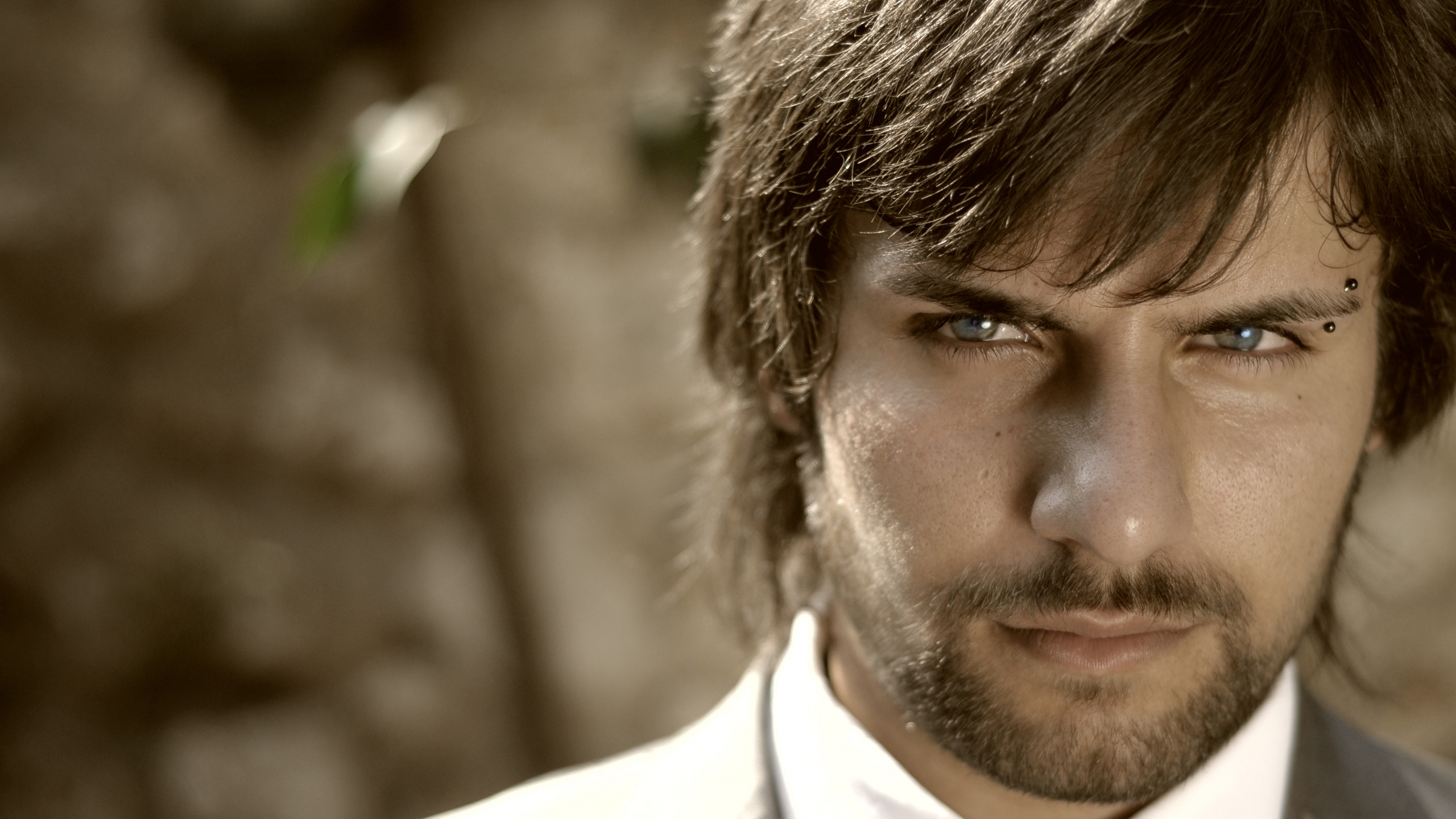 Обои борода, прическа, волосы, волосы на лице, усы в разрешении 2560x1440